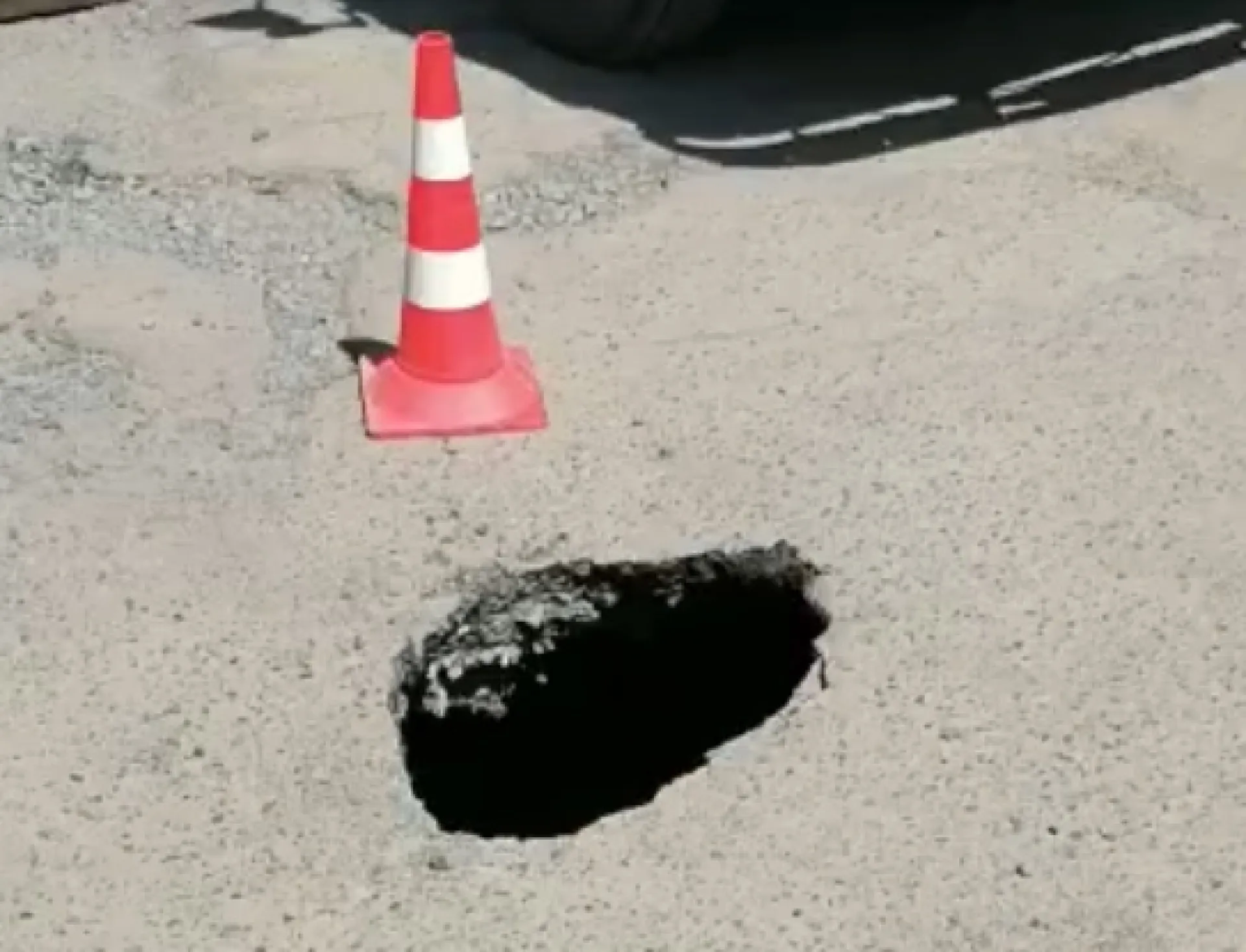 Асфальт обвалился на одной из барнаульских улиц