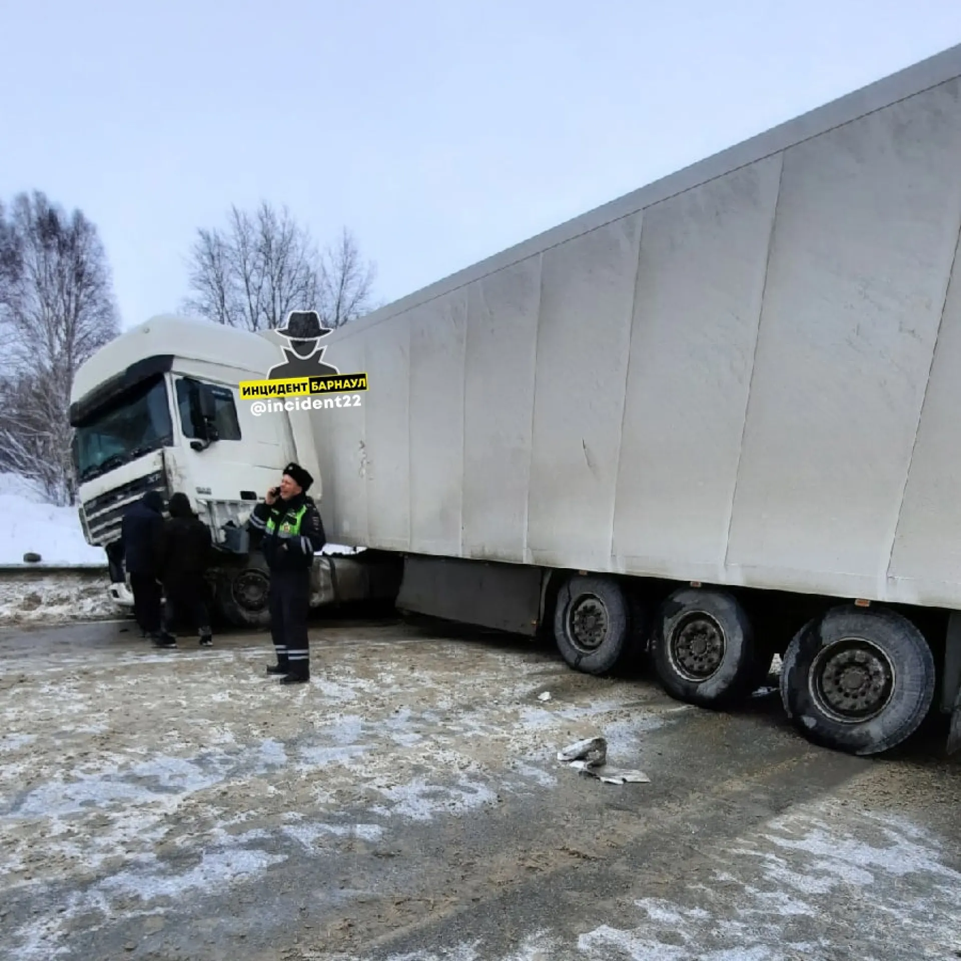 Фура перегородила проезжую часть Чуйского тракта