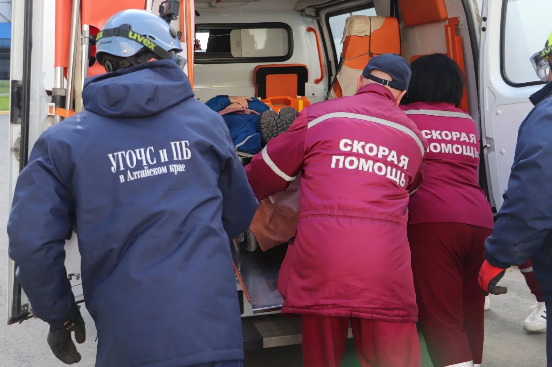 Спасатели помогли транспортировать крупногабаритного барнаульца