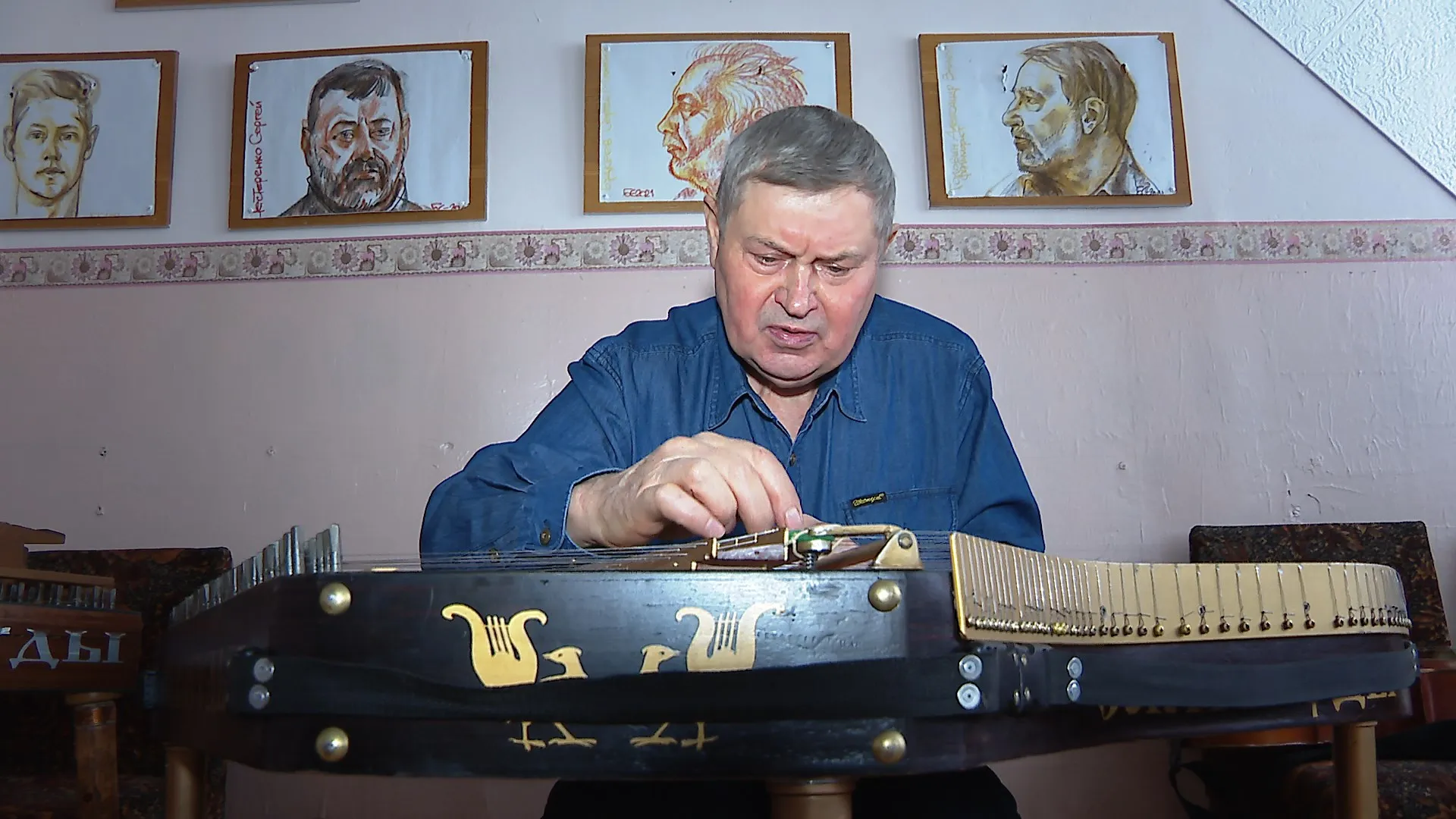 100 экземпляров в коллекции: барнаулец больше 40 лет реставрирует и изобретает музыкальные инструменты