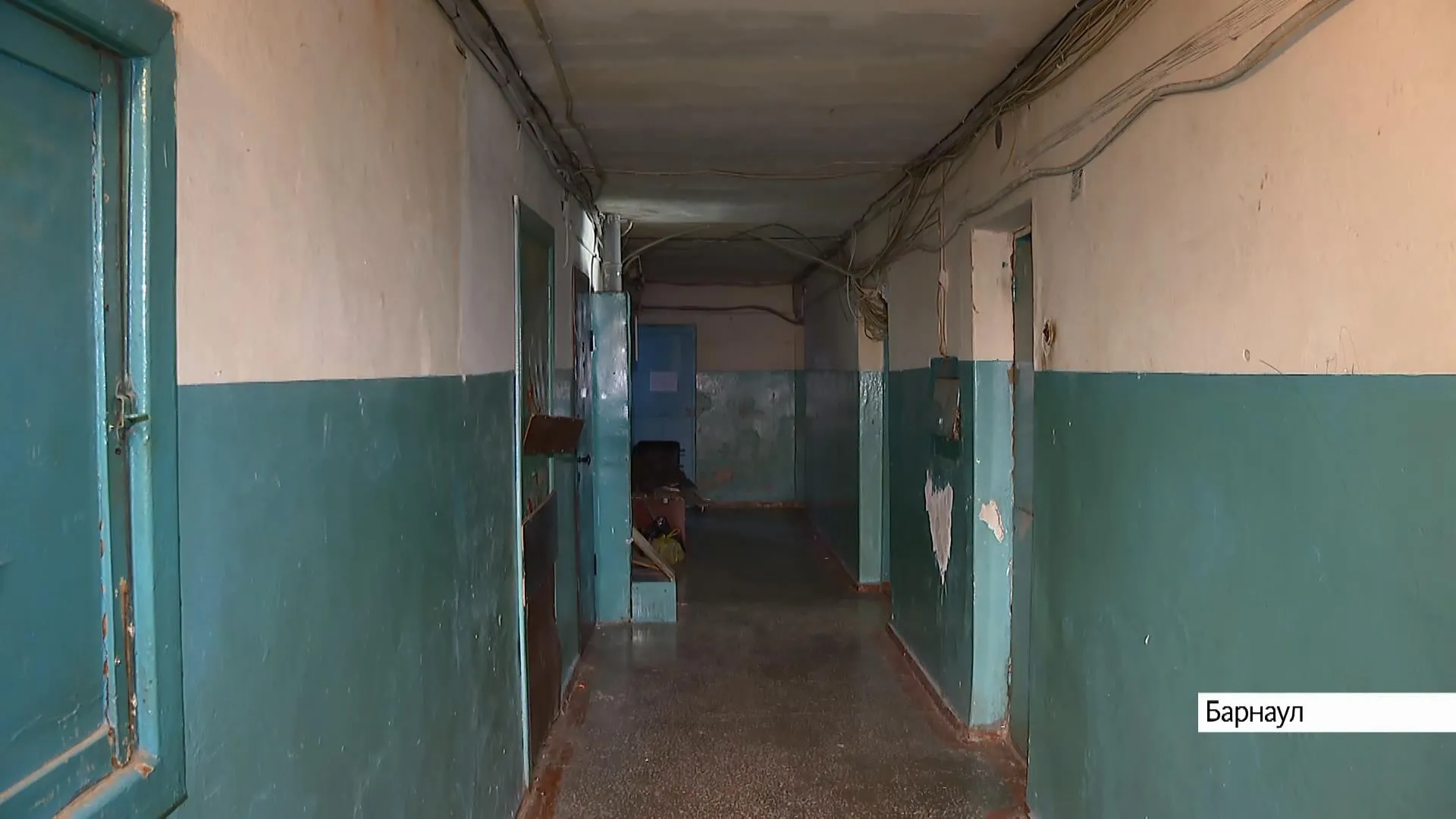 Десять лет до новой крыши. Жителей Барнаула уже несколько недель заливает водой с потолка Десять лет до новой крыши. Жителей Барнаула уже несколько недель заливает водой с потолка