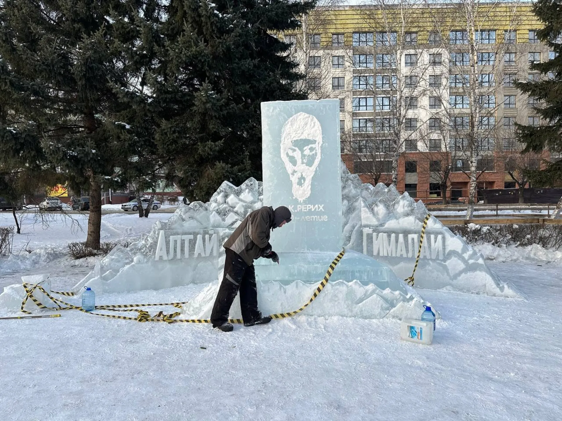 «Надгробие» Николая Рериха в снежном городке возмутило бийчан