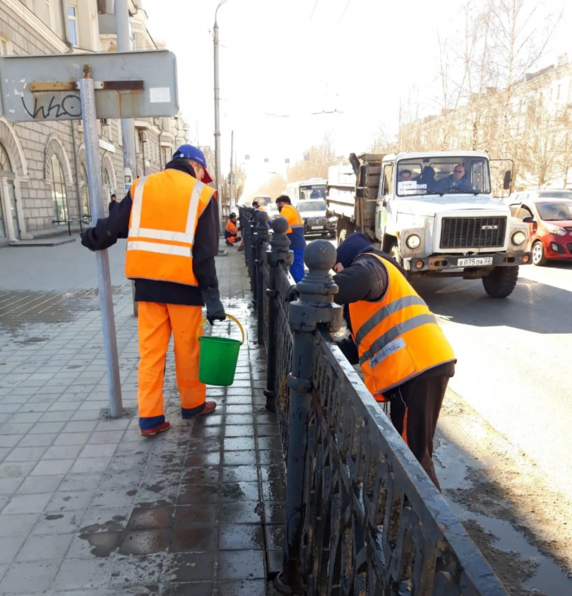 115 рабочих продолжают уборку городских улиц, моют и красят остановки в Барнауле