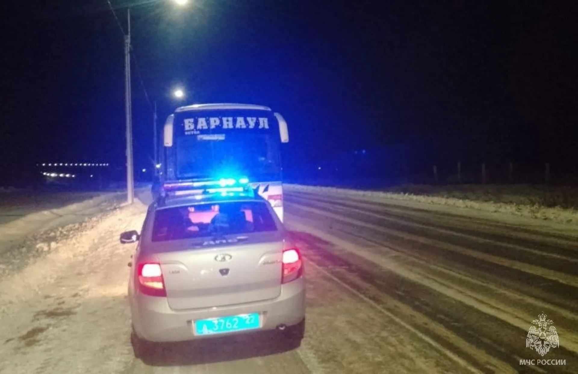 Пассажирский автобус сломался на трассе в Алтайском крае Пассажирский автобус сломался на трассе в Алтайском крае