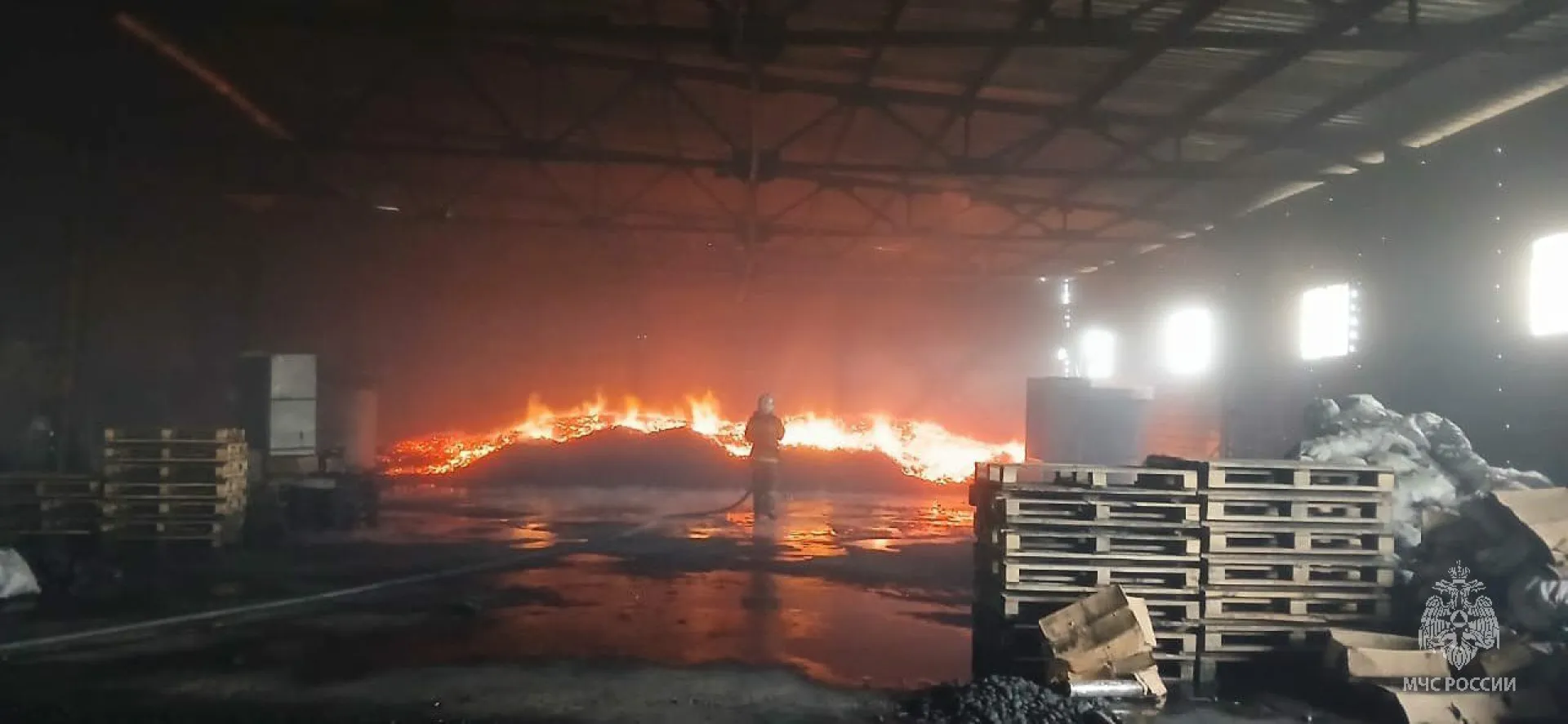 Крупный пожар произошел на складе в Троицком районе Крупный пожар произошел на складе в Троицком районе