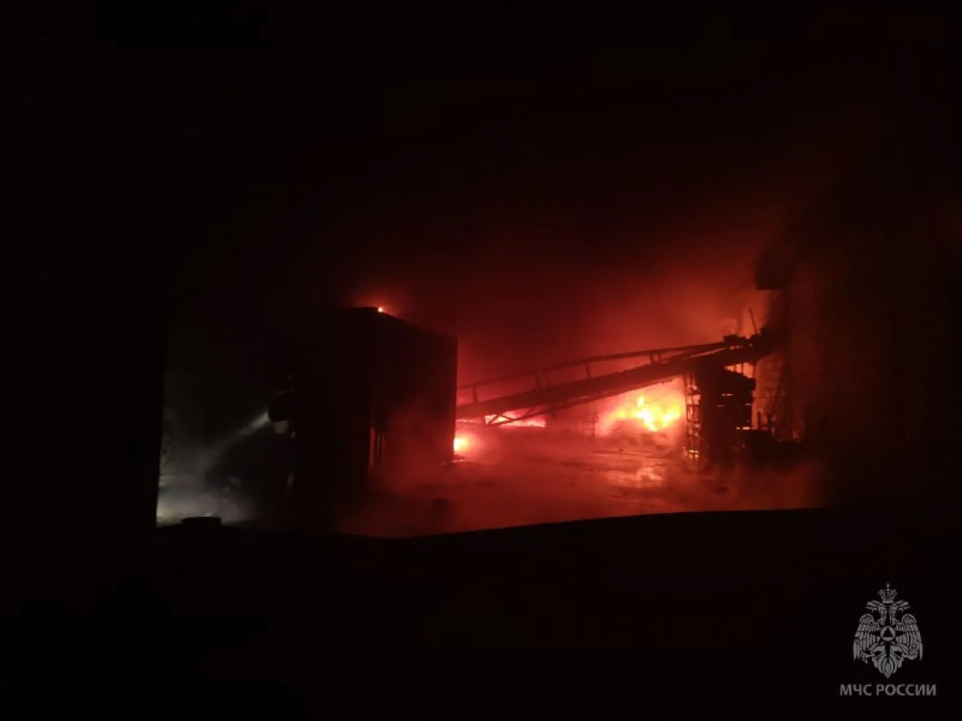 Крупный пожар в Барнауле удалось локализовать Крупный пожар в Барнауле удалось локализовать