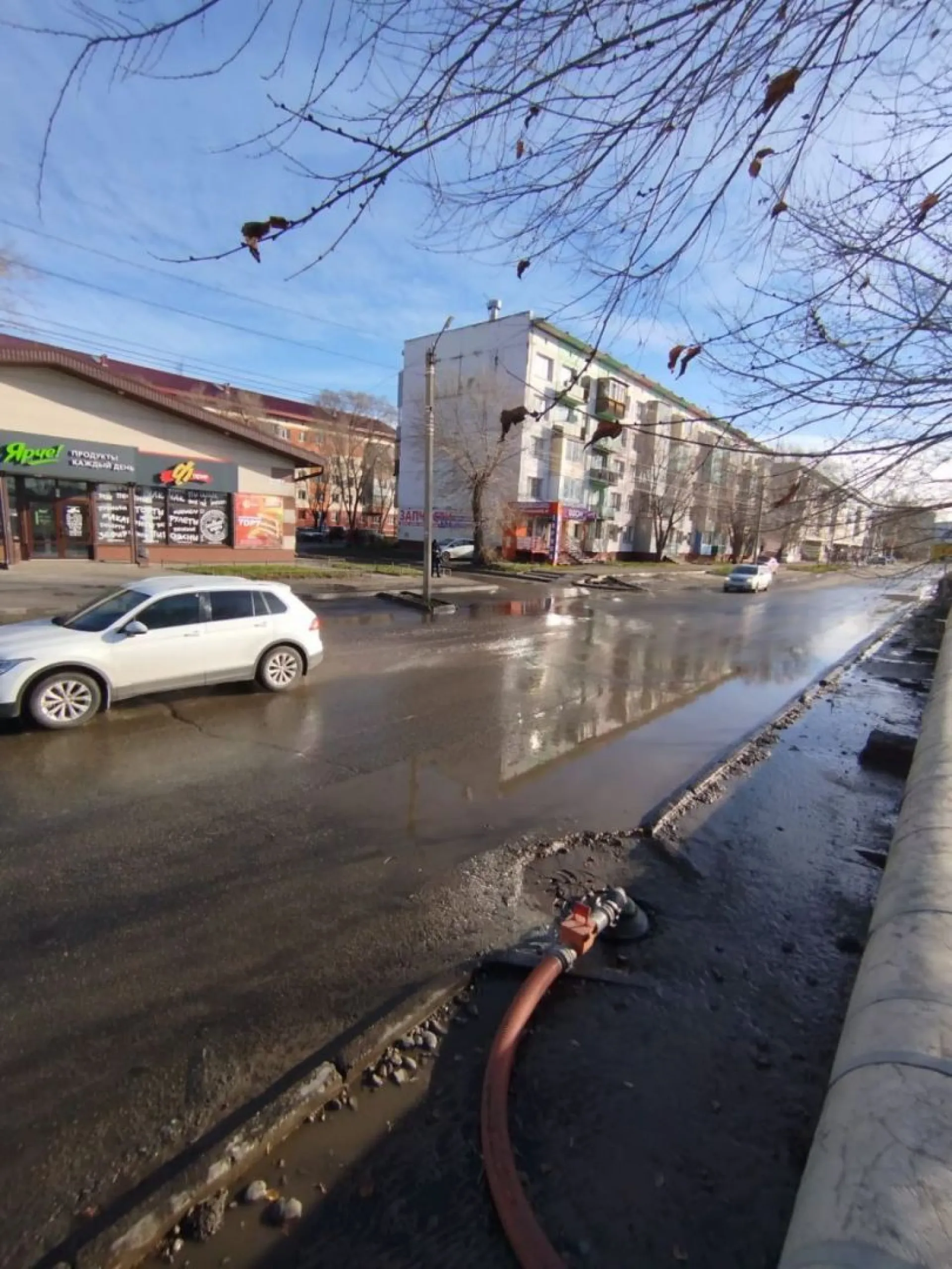 Дождевую воду откачивают с дорог в Бийске