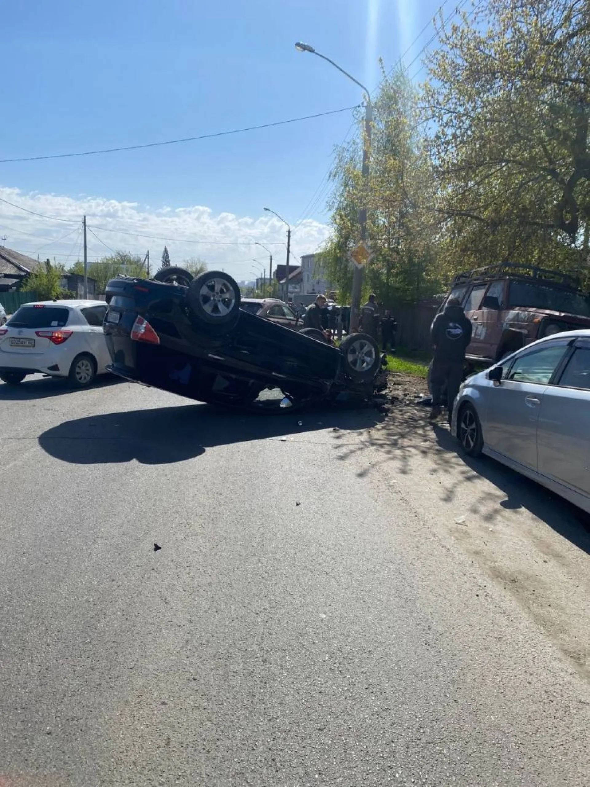 Автомобиль опрокинулся на улице Советской Армии в Барнауле Автомобиль опрокинулся на улице Советской Армии в Барнауле