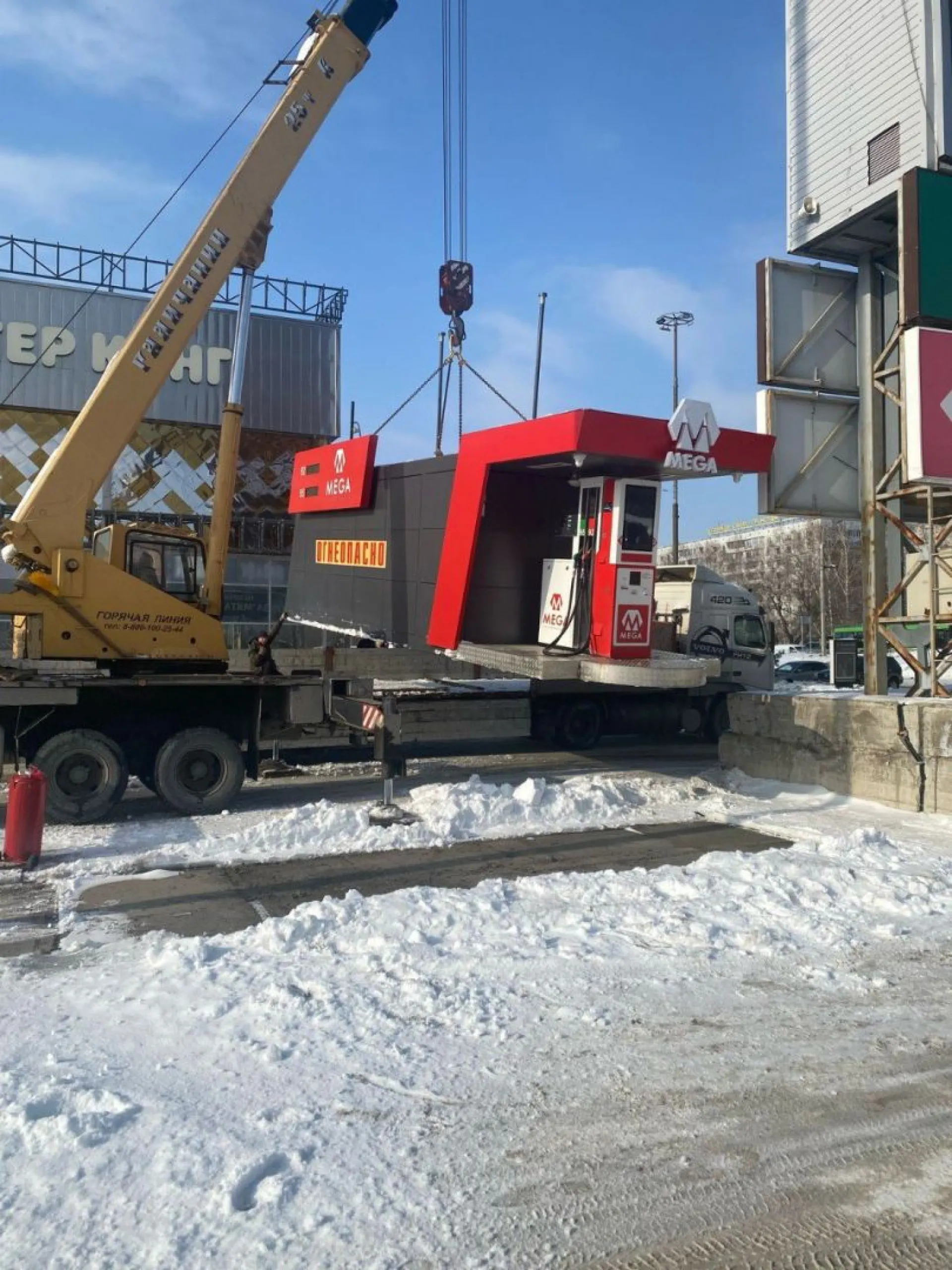 Опасную автозаправку демонтировали возле одного из торговых центров в Барнауле 