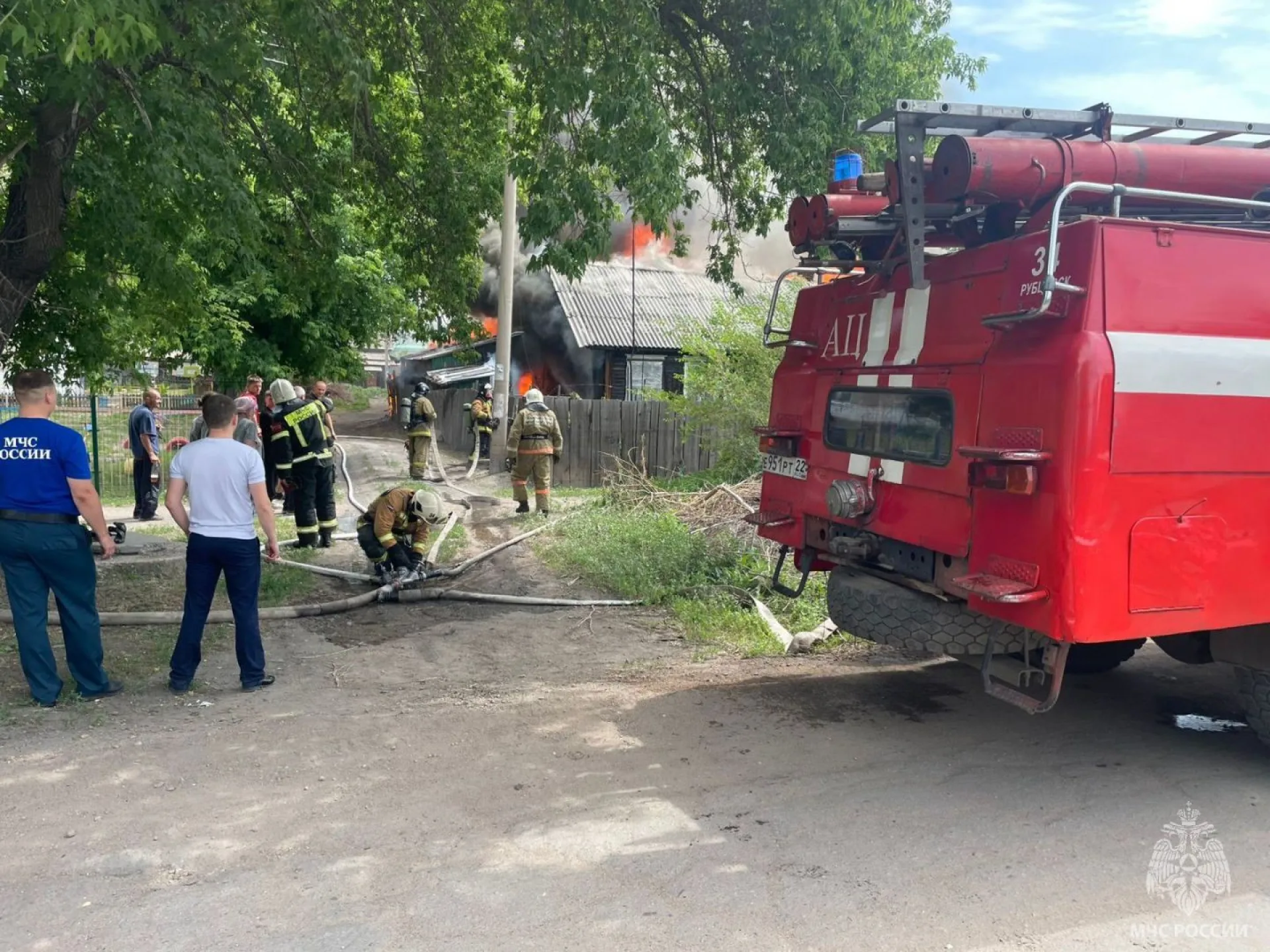 Два человека погибли при крупном пожаре в Рубцовске