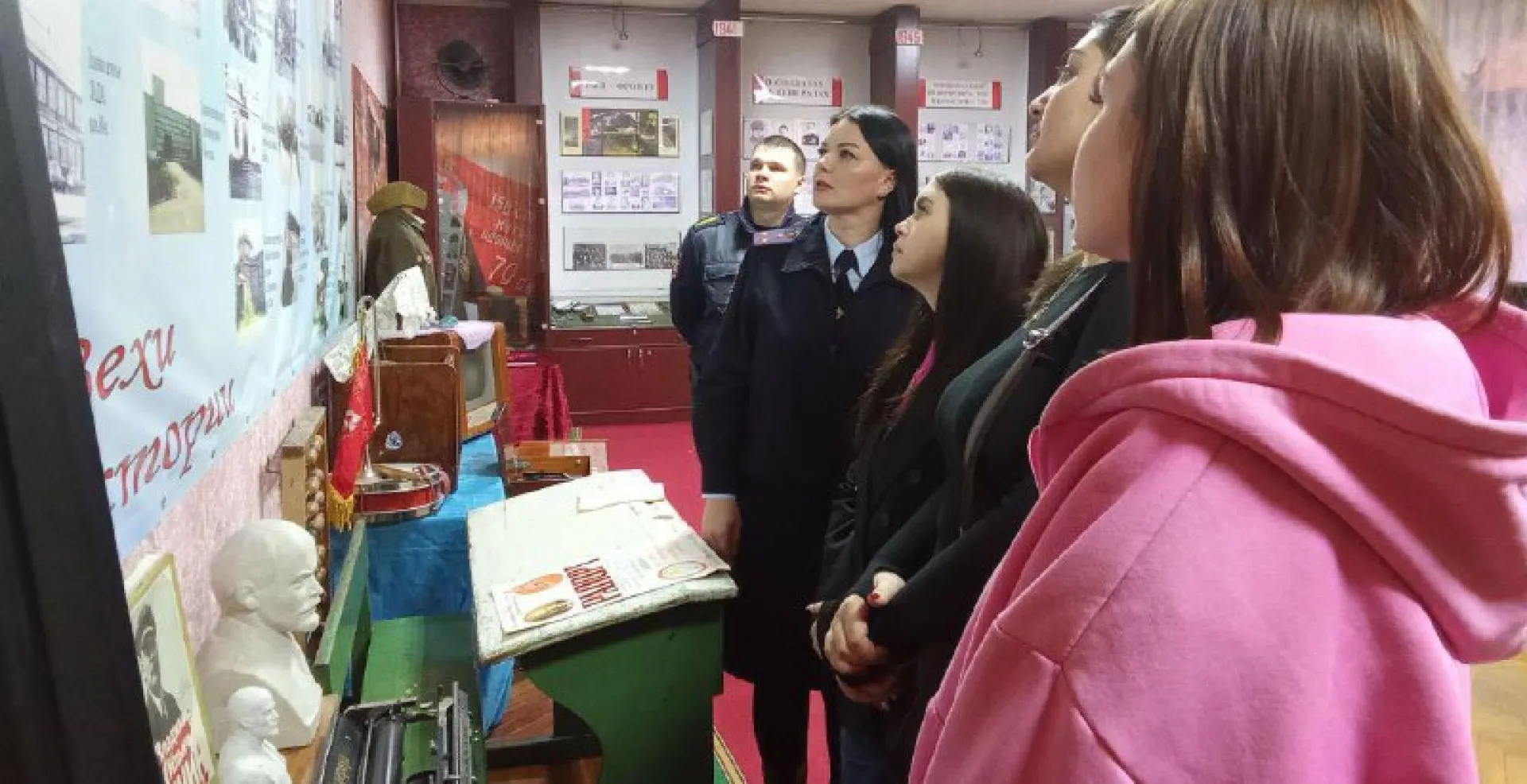 Студенты Тальменского технологического техникума вместе с транспортными полицейскими посетили выставку «Герои спецоперации»