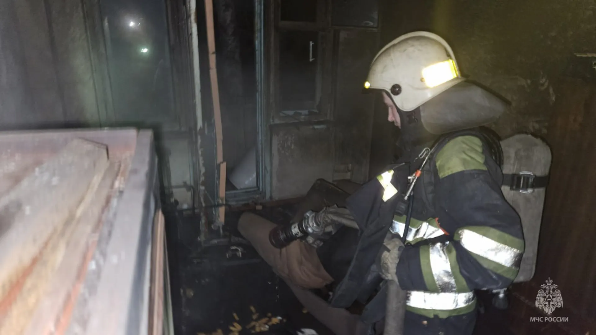 Людей спасли при пожаре в барнаульской пятиэтажке