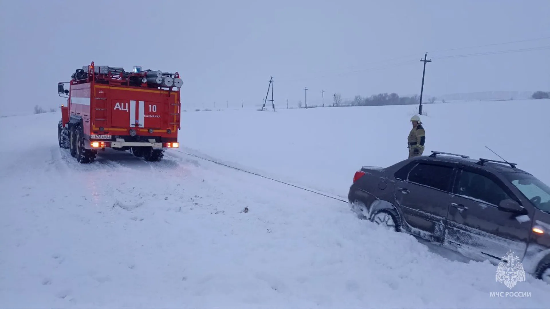 Помощь спасателей потребовалась водителям Алтайского края из-за непогоды Помощь спасателей потребовалась водителям Алтайского края из-за непогоды