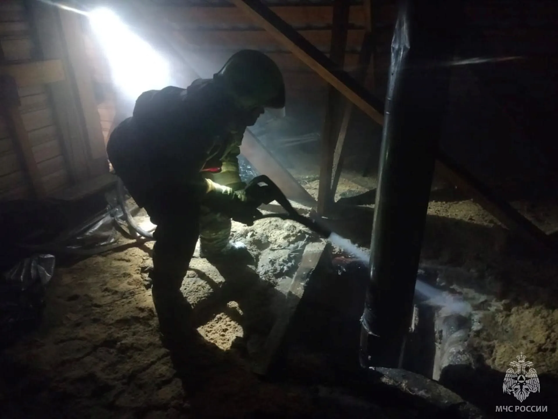 Семью спасли при пожаре в Рубцовске