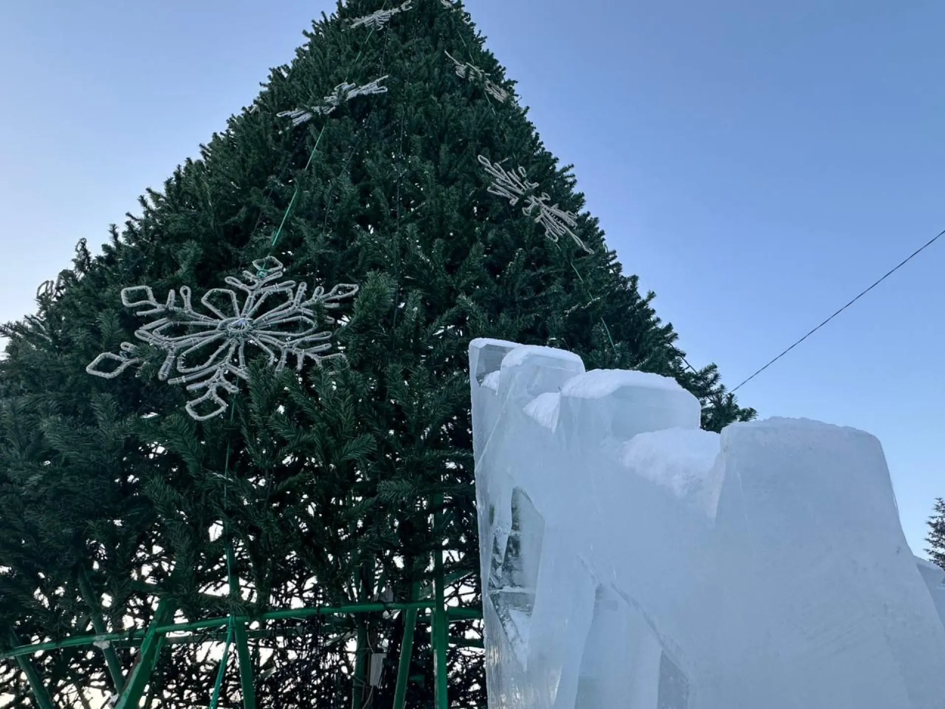 Новогодний городок готовят к открытию в Бийске