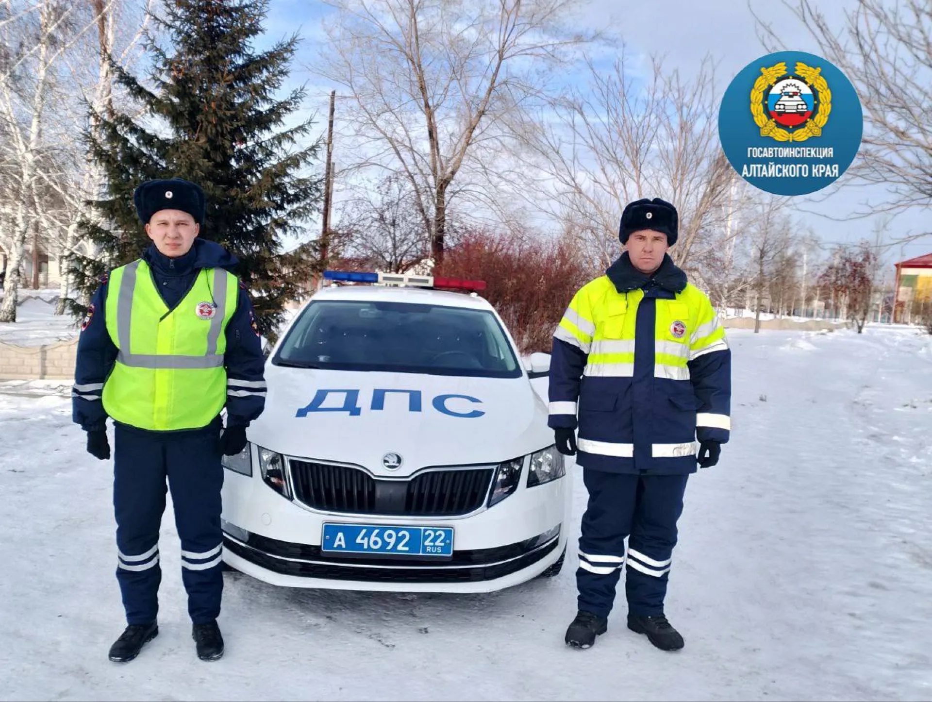 Замерзающую женщину спасли сотрудники ДПС в Алтайском крае Замерзающую женщину спасли сотрудники ДПС в Алтайском крае