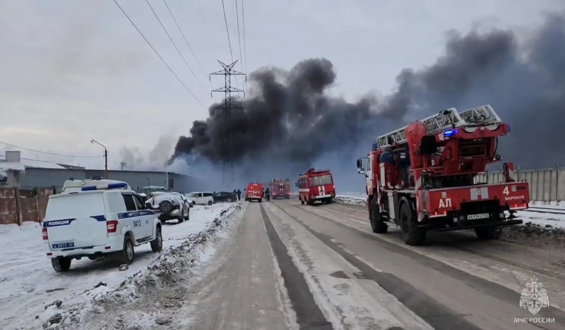 Пожар в автосервисе тушат в Барнауле
