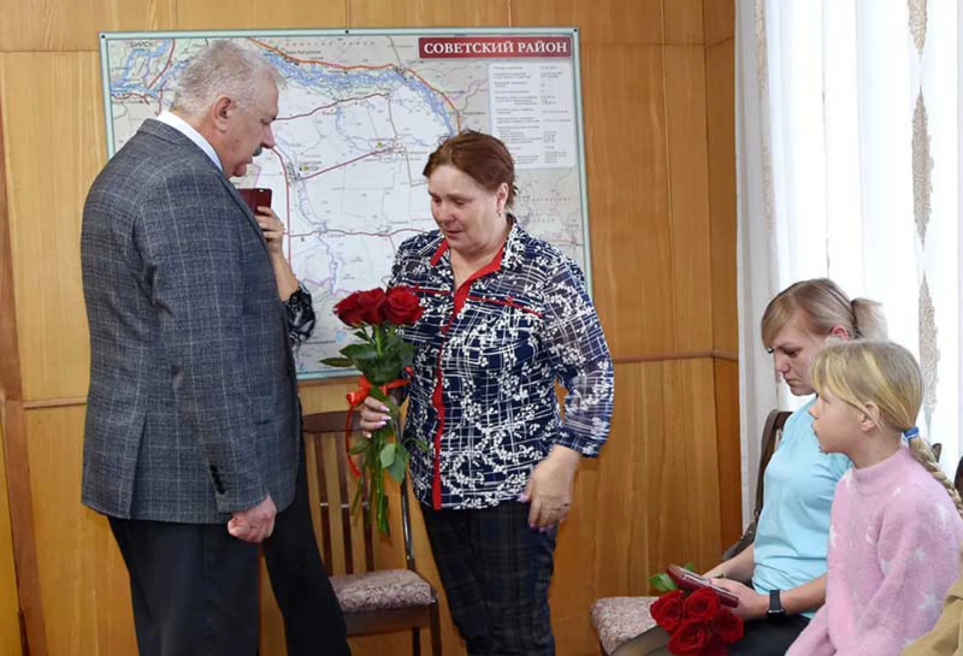 Орден Мужества посмертно вручили родным бойца из Советского района Орден Мужества посмертно вручили родным бойца из Советского района