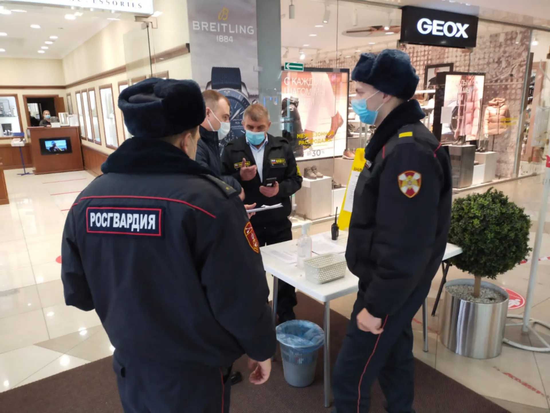 Нарушения есть. 48 объектов проверили в Барнауле во время рейда по соблюдению противоковидных правил