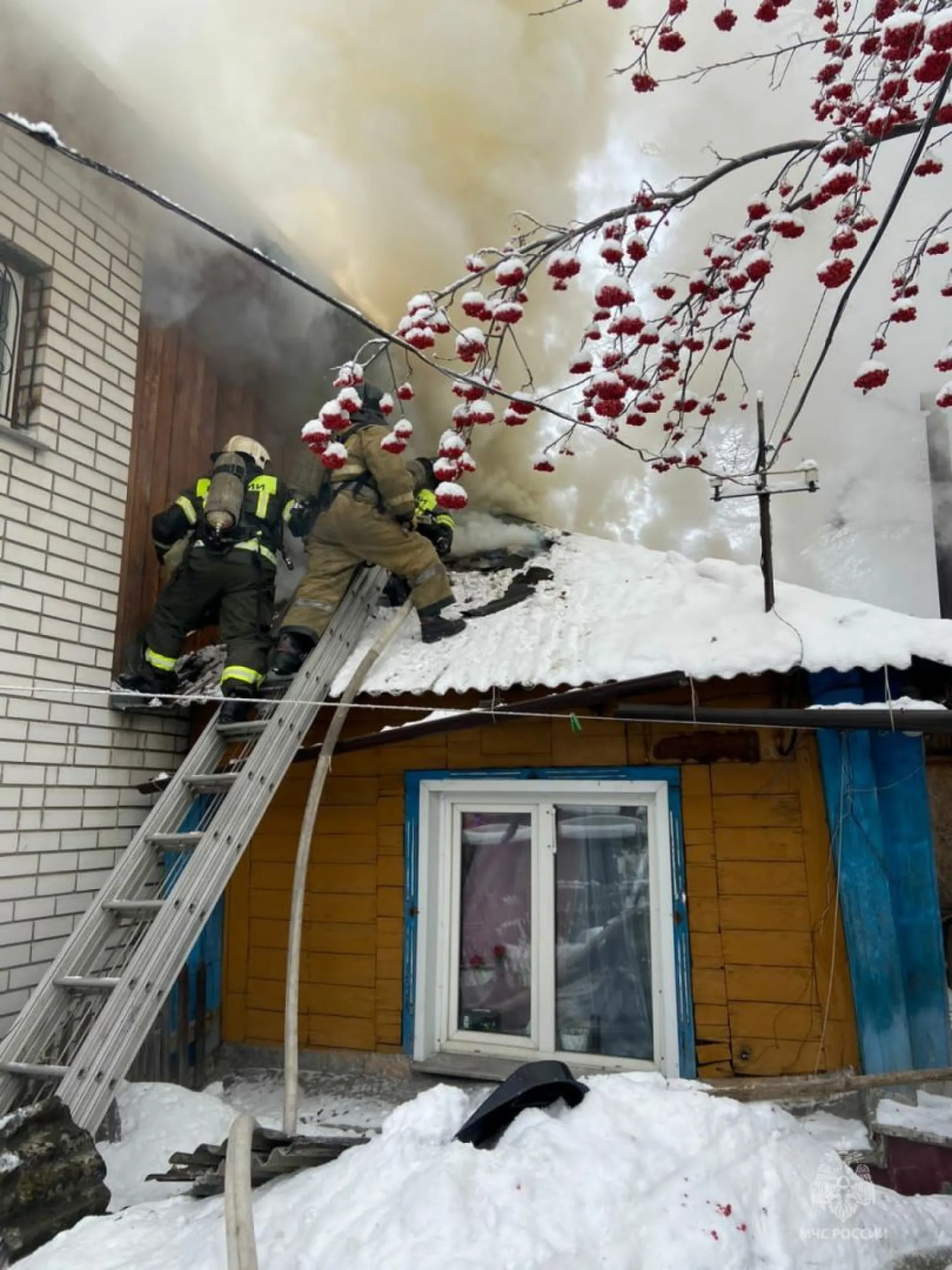Частный дом загорелся в Барнауле Частный дом загорелся в Барнауле
