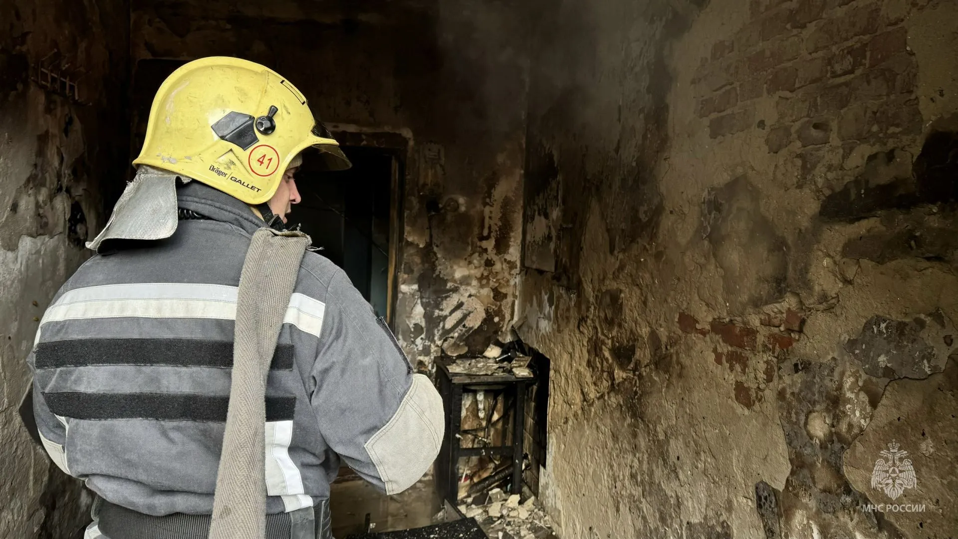 Жильцов трехэтажного дома спасли при пожаре в Барнауле
