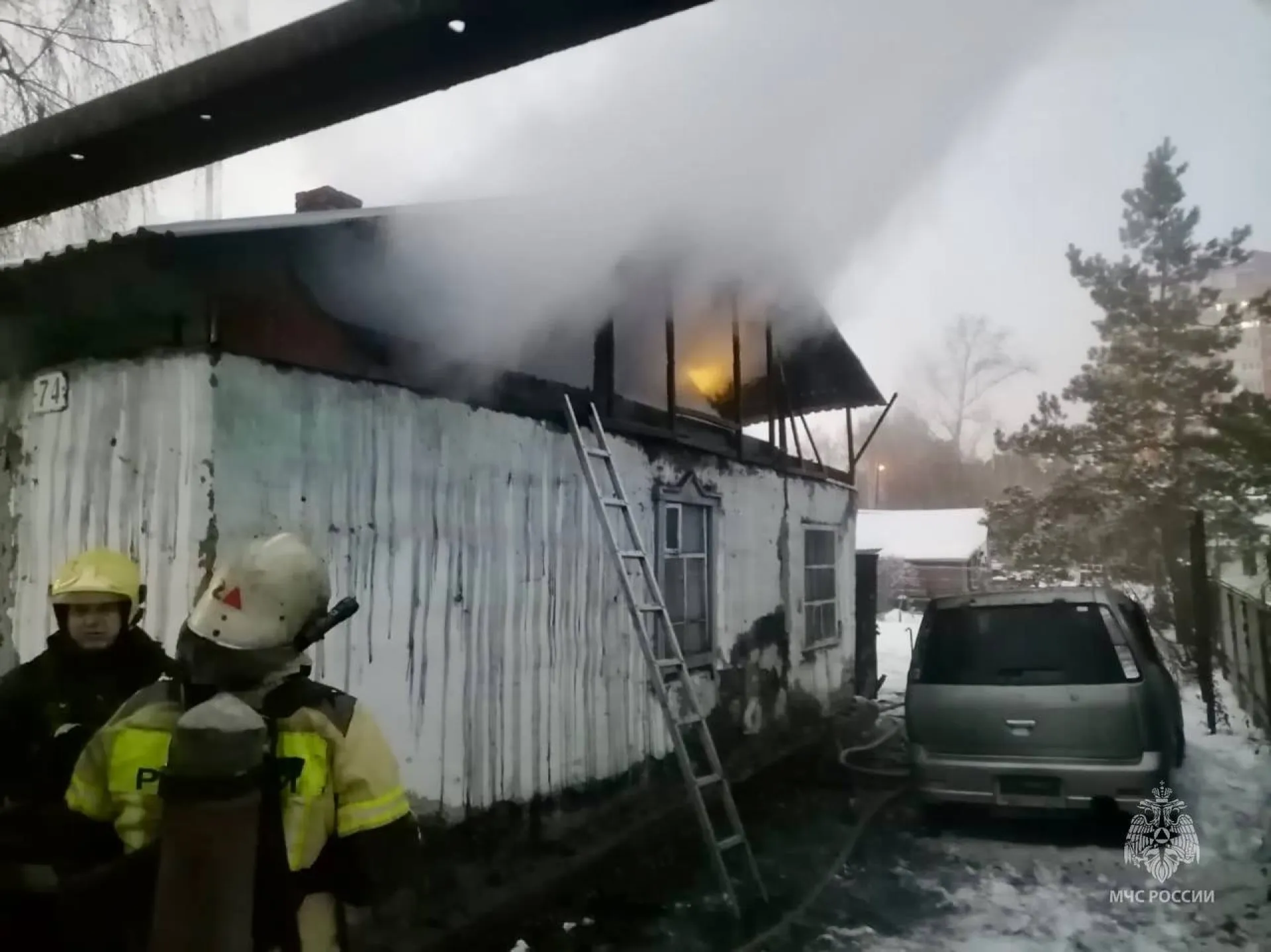 В Барнауле из-за перекала печи загорелся частный дом