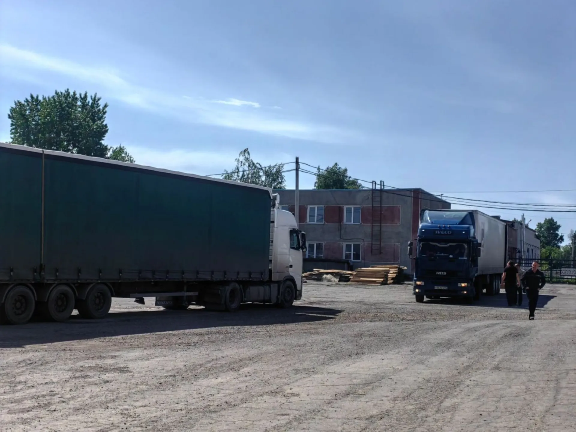 Партию автомобилей отправили в зону СВО из Алтайского края