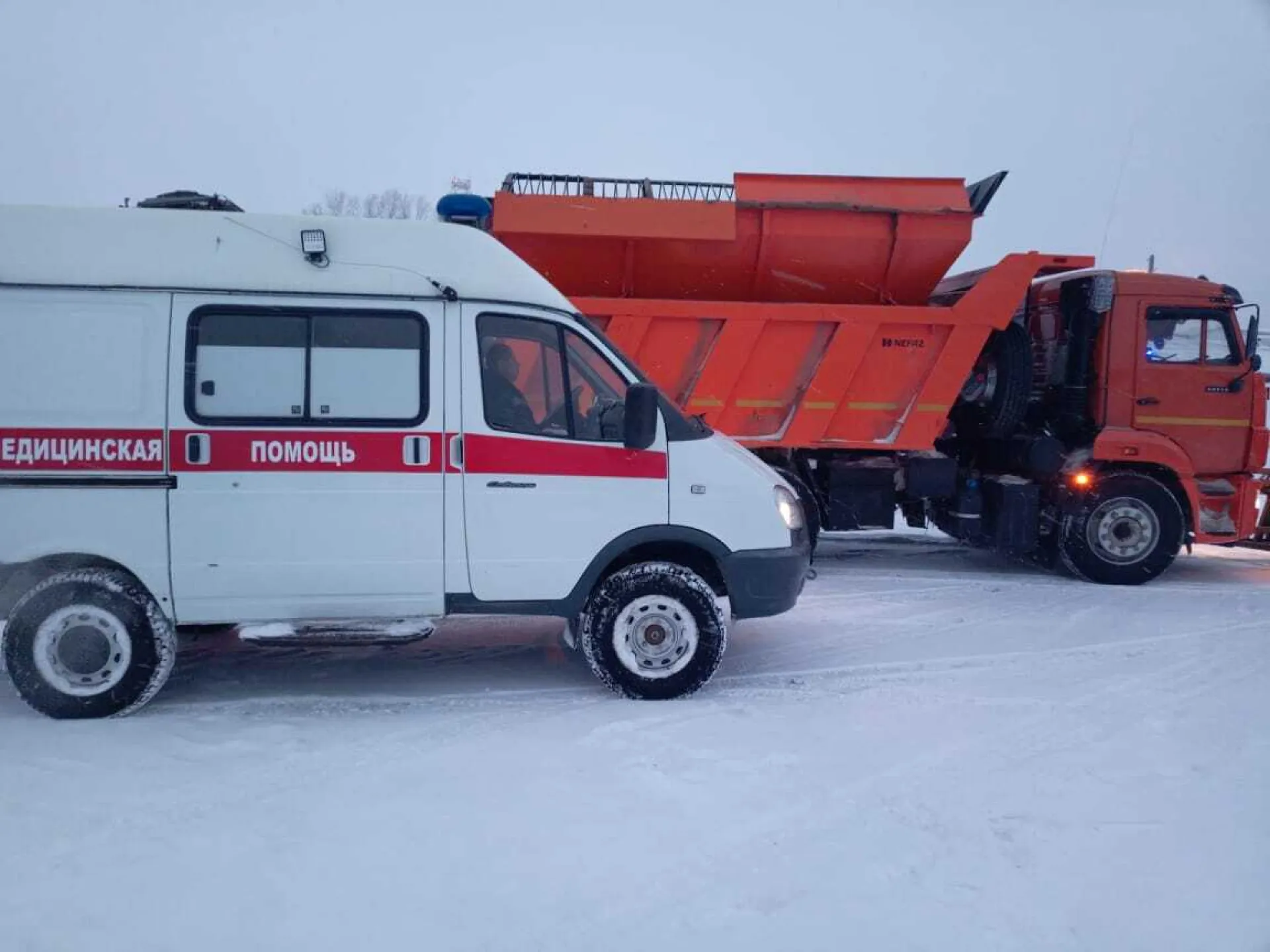 Дорожники помогли медикам транспортировать тяжелого пациента до Рубцовска