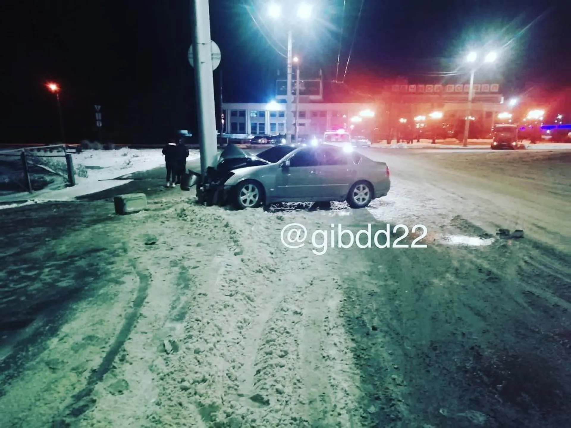В Барнауле водитель врезался в столб на популярном месте для дрифта