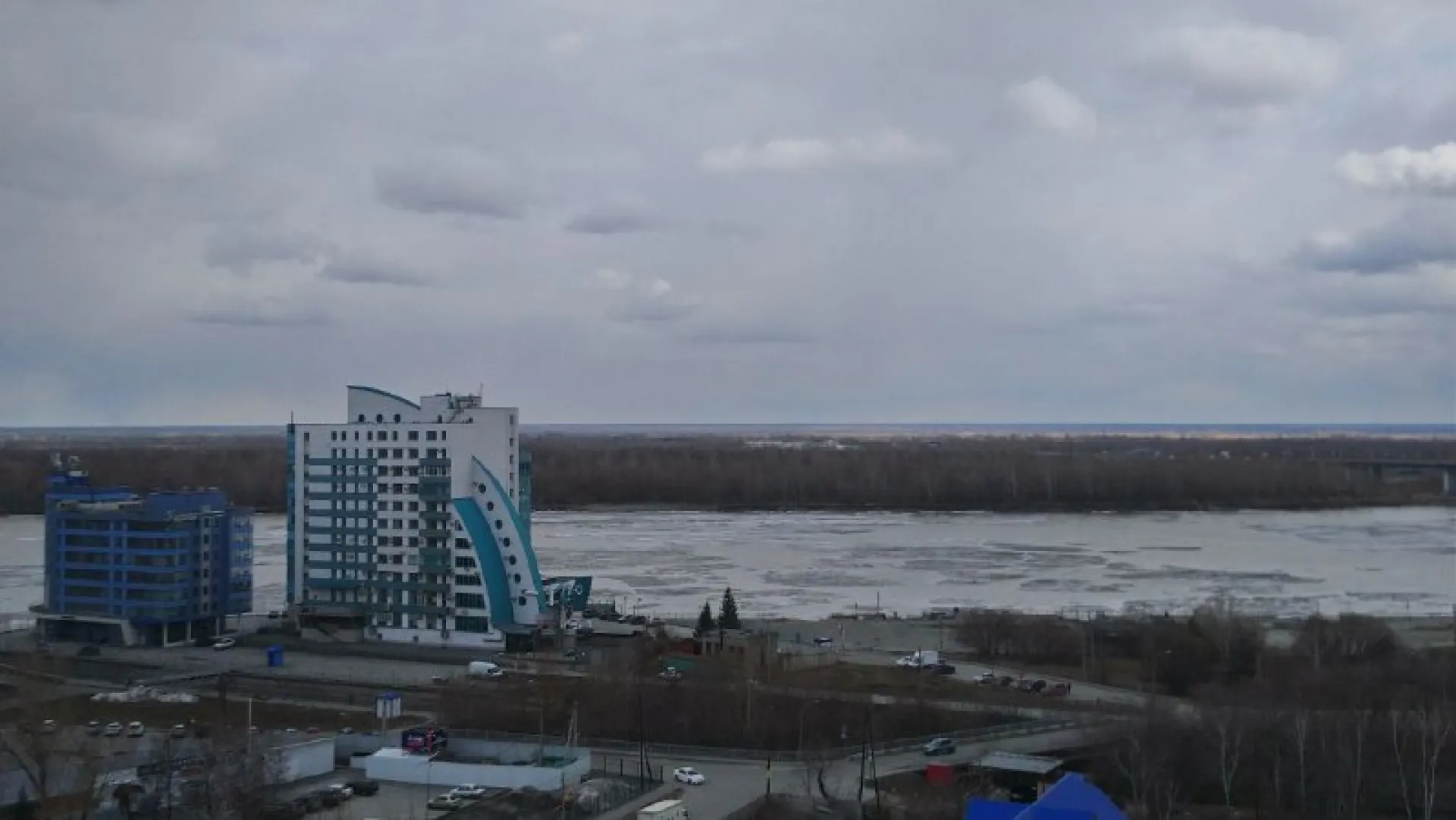 На Оби в районе Нового моста в Барнауле тронулся лед