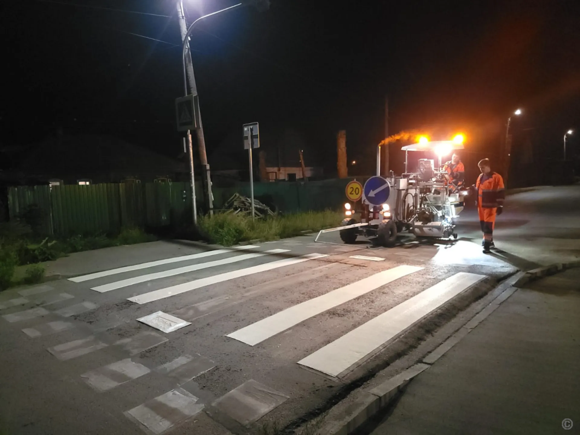 Дорожную разметку на пешеходных переходах возле школ обновляют в Барнауле