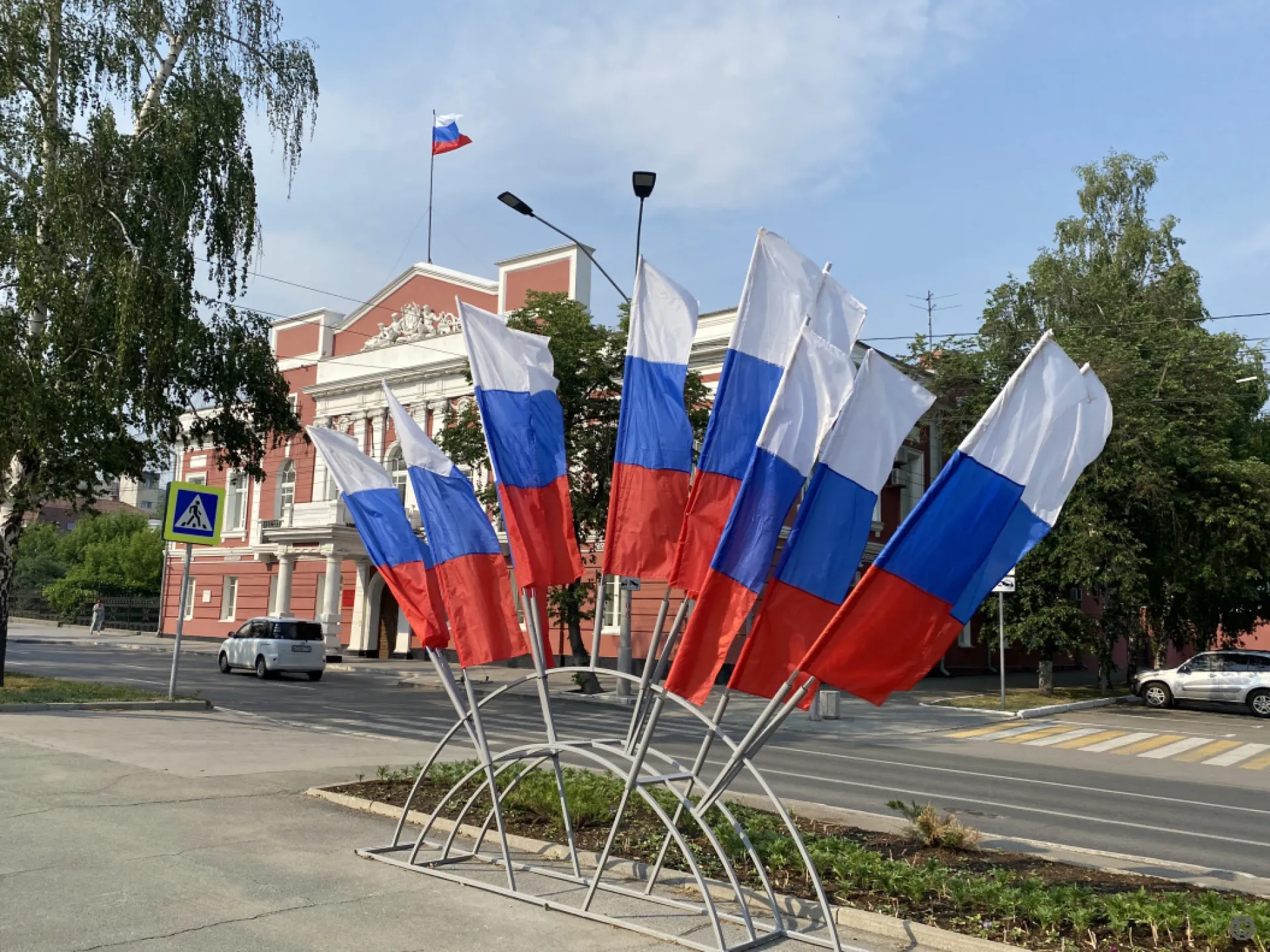 Краевую столицу украсили ко Дню России Краевую столицу украсили ко Дню России