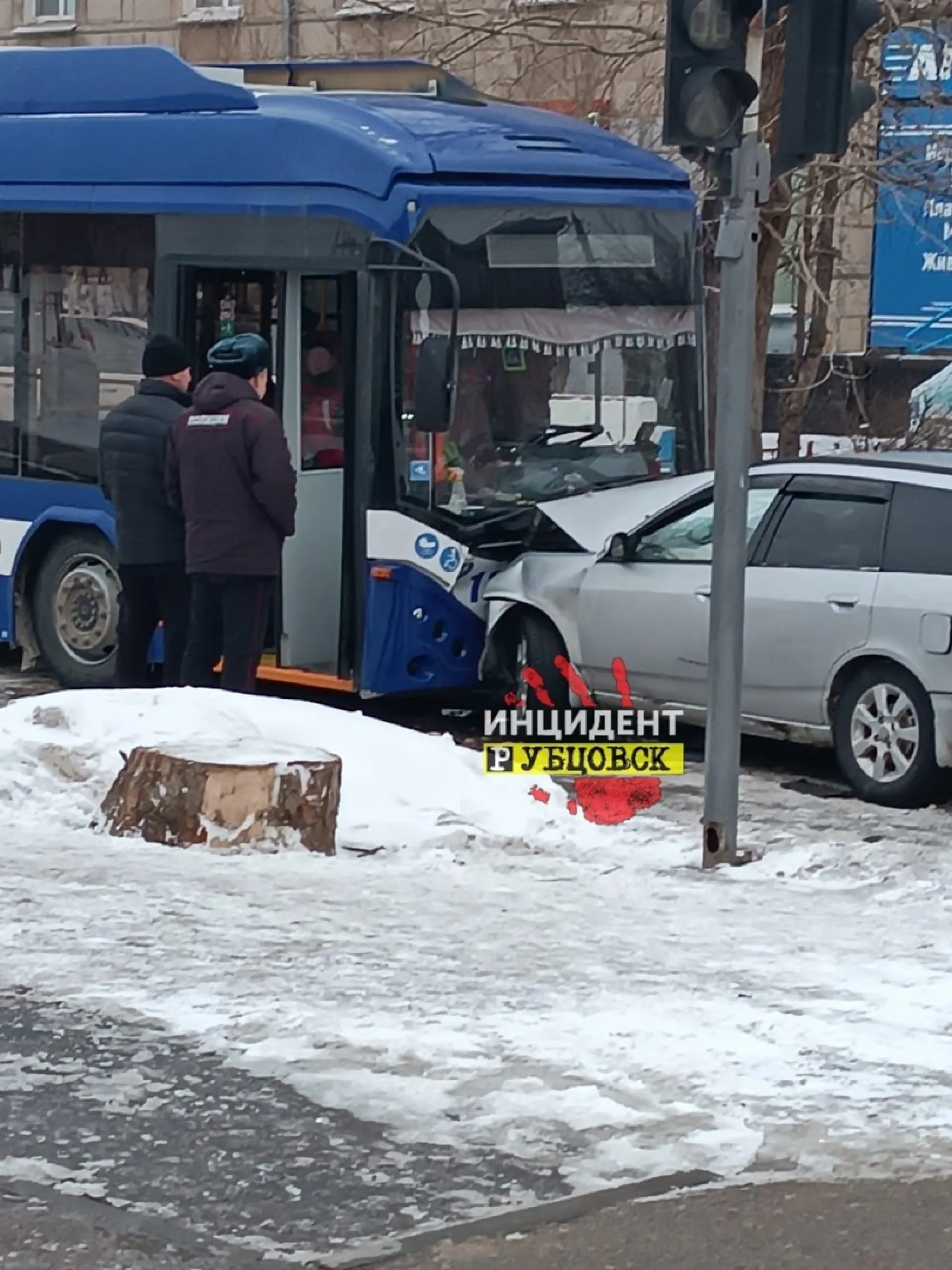 Две иномарки и троллейбус столкнулись в Рубцовске