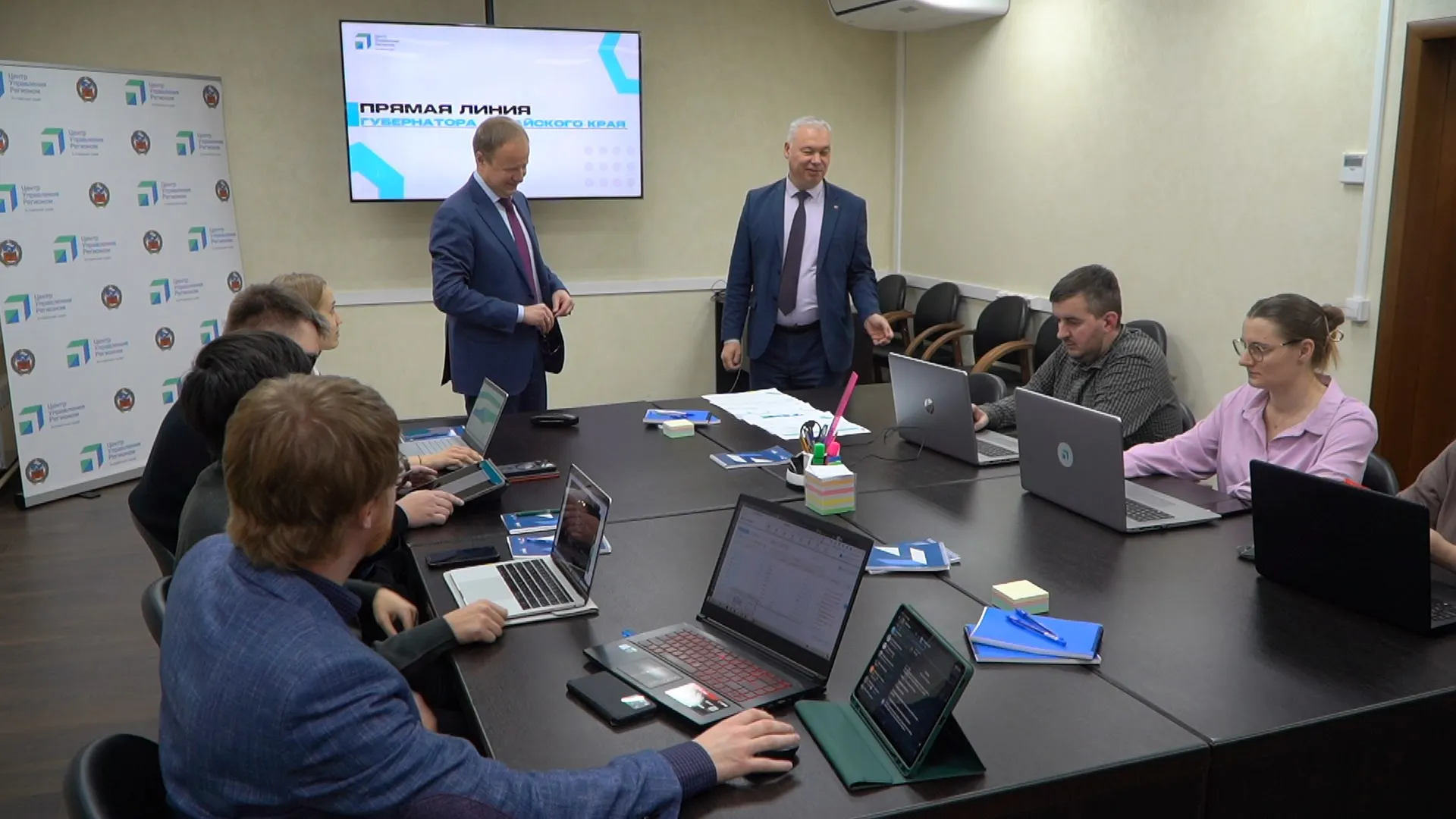 Больше 4 тысяч вопросов поступило на прямую линию губернатора Алтайского края Больше 4 тысяч вопросов поступило на прямую линию губернатора Алтайского края