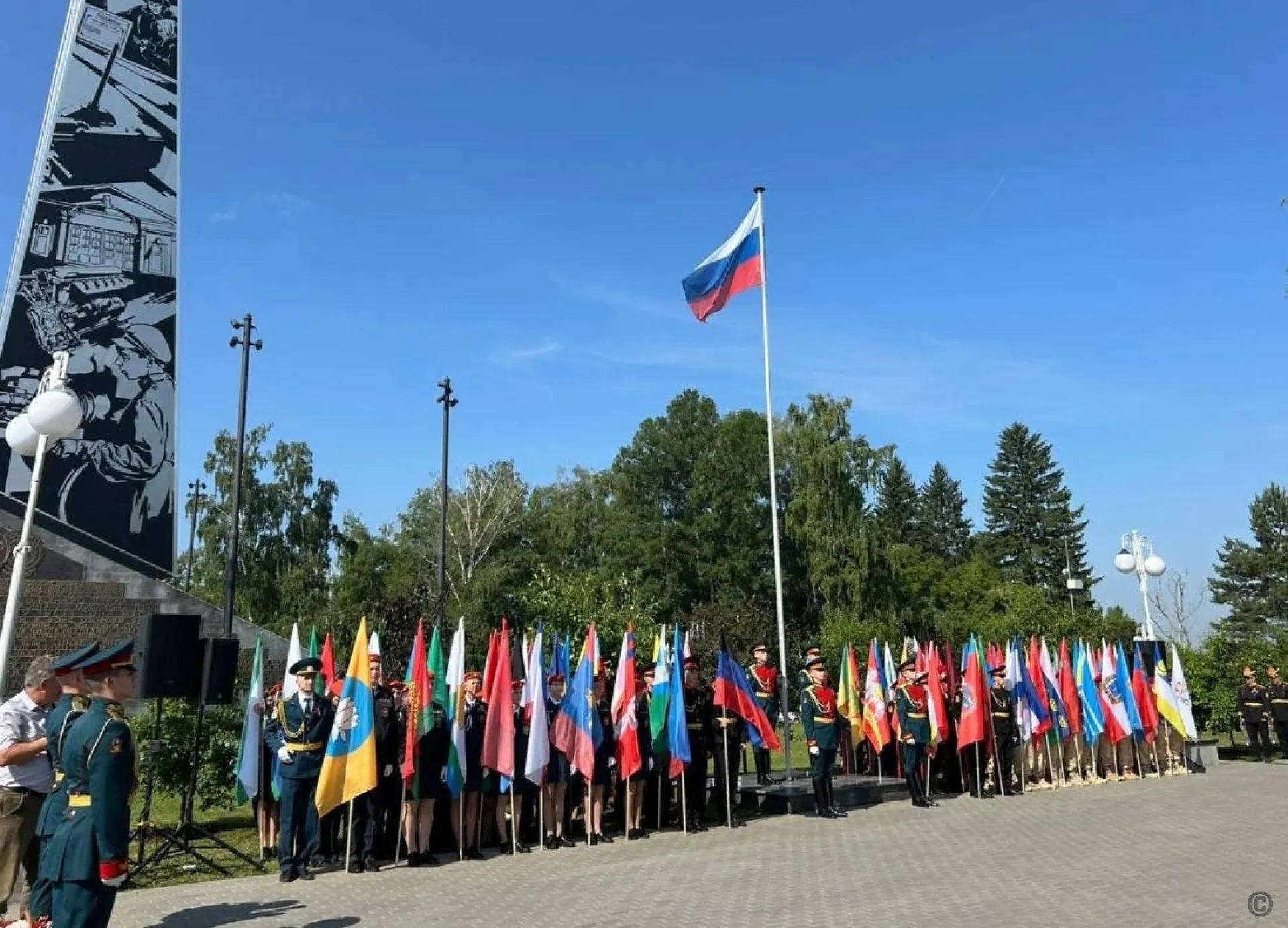 Флаг России подняли в Нагорном парке у стелы «Город трудовой доблести» Флаг России подняли в Нагорном парке у стелы «Город трудовой доблести»