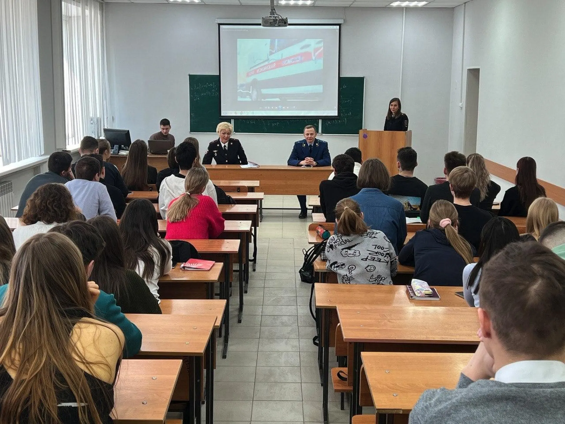 Транспортные полицейские встретились со студентами юридического института Алтайского государственного университета