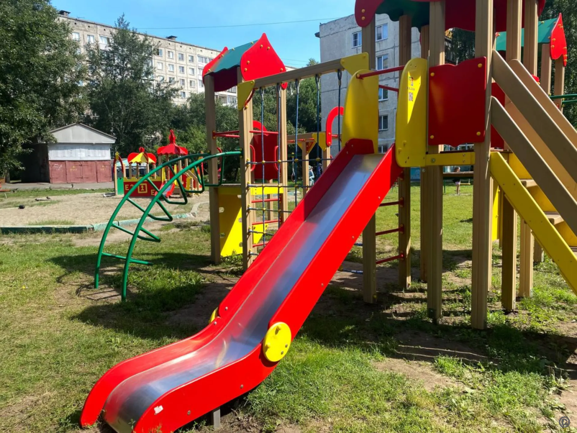 Новые детские площадки появились в 19 дворах Барнаула Новые детские площадки появились в 19 дворах Барнаула