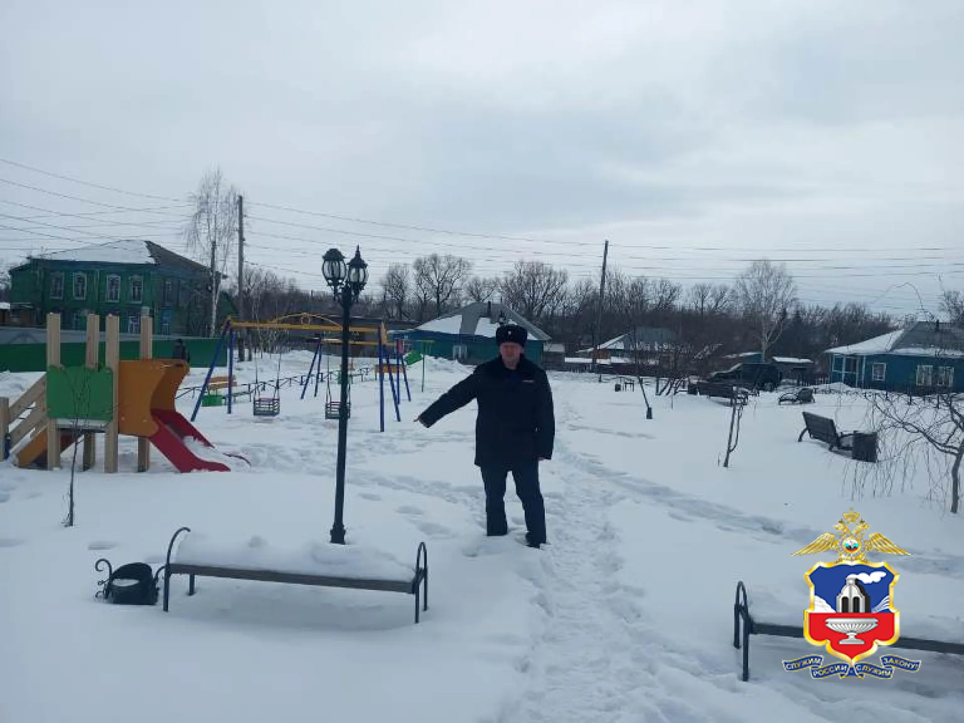 Житель Смоленского района решил повисеть на фонарях, а после спрятал их в сугроб