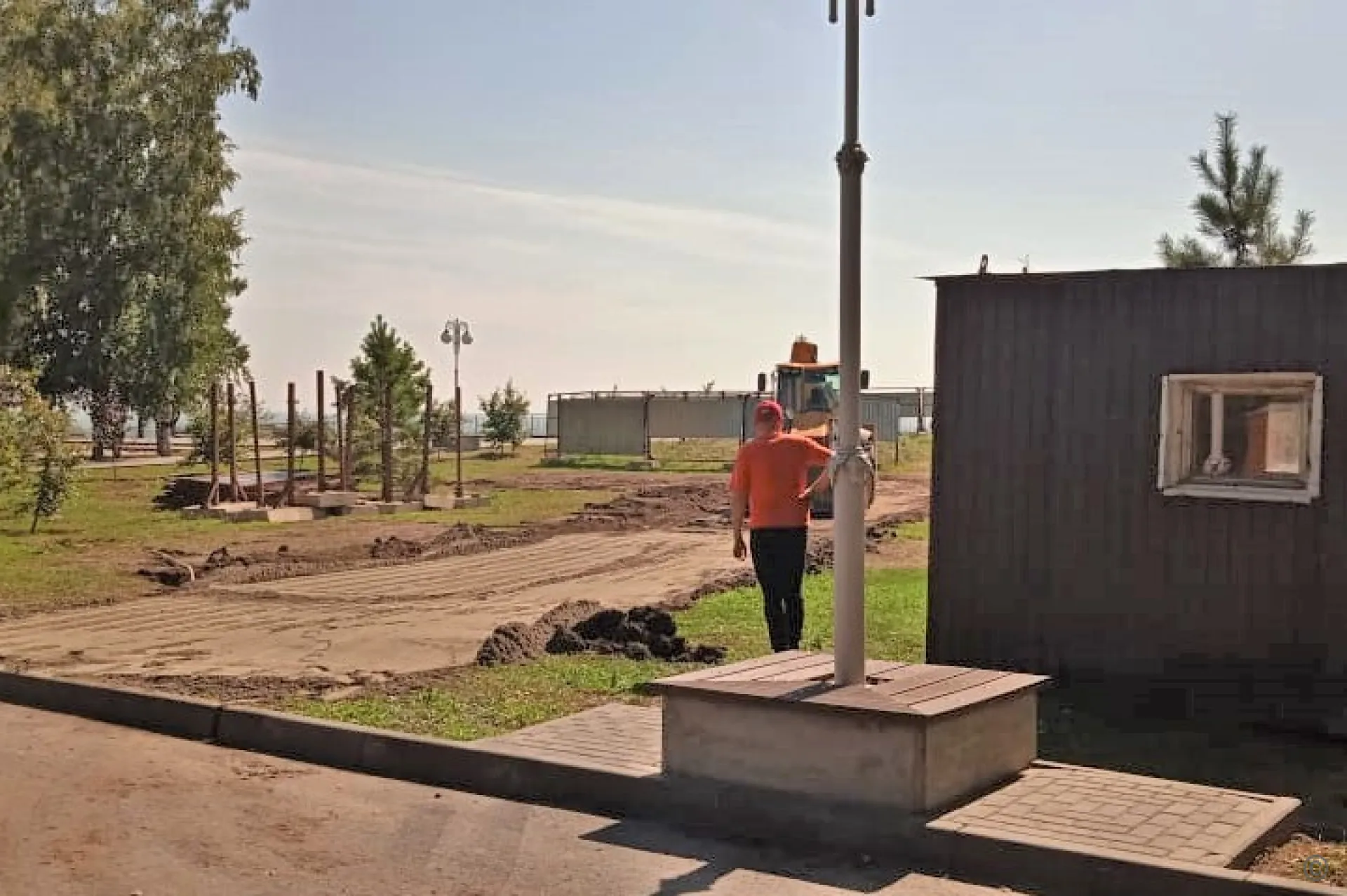 Участок для стелы «Город трудовой доблести» начали подготавливать в Барнауле Участок для стелы «Город трудовой доблести» начали подготавливать в Барнауле