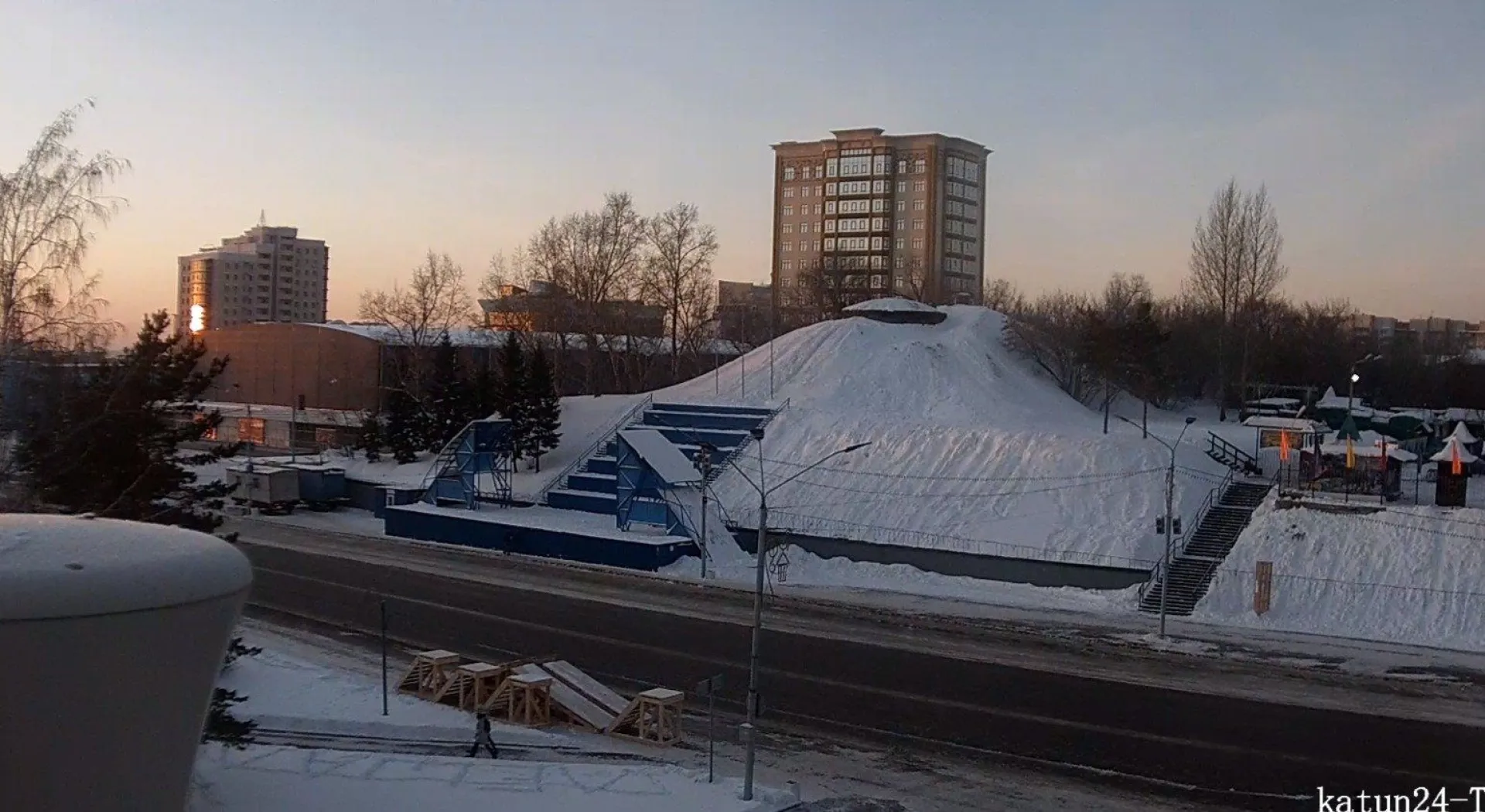 Веб-камеры К24: строительство новогоднего городка началось в Барнауле 