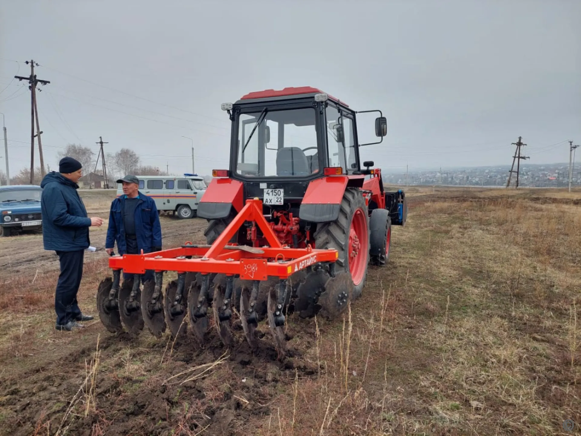 Противопожарную опашку территорий проводят в Барнауле Противопожарную опашку территорий проводят в Барнауле