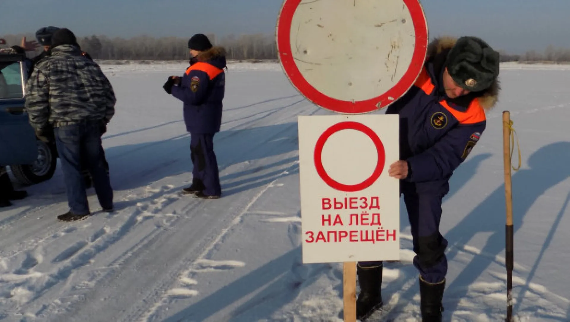 Самоуверенность на льду. В Алтайском крае три машины провалились под лед Самоуверенность на льду. В Алтайском крае три машины провалились под лед