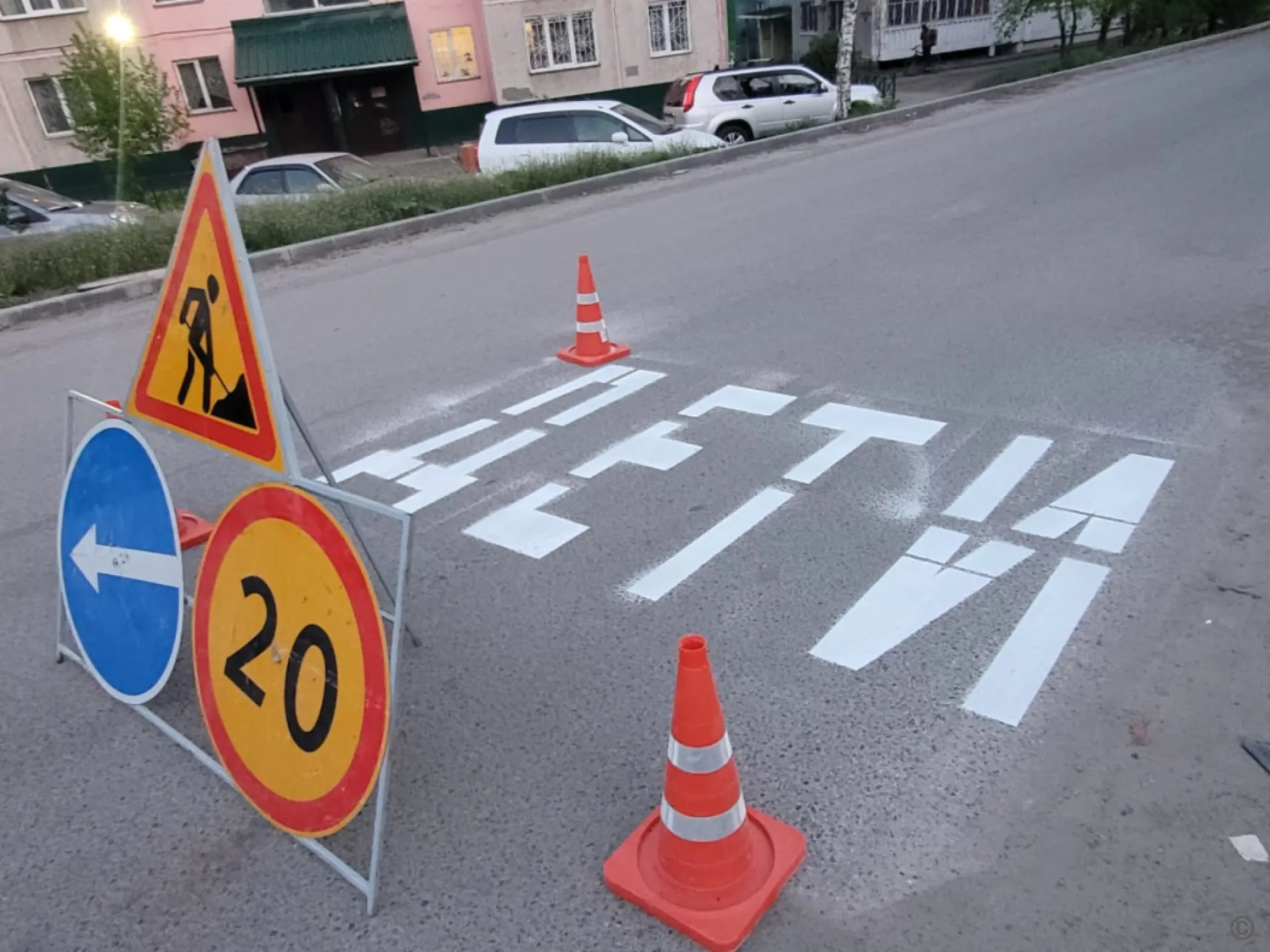 Новую дорожную разметку наносят возле школ в Барнауле