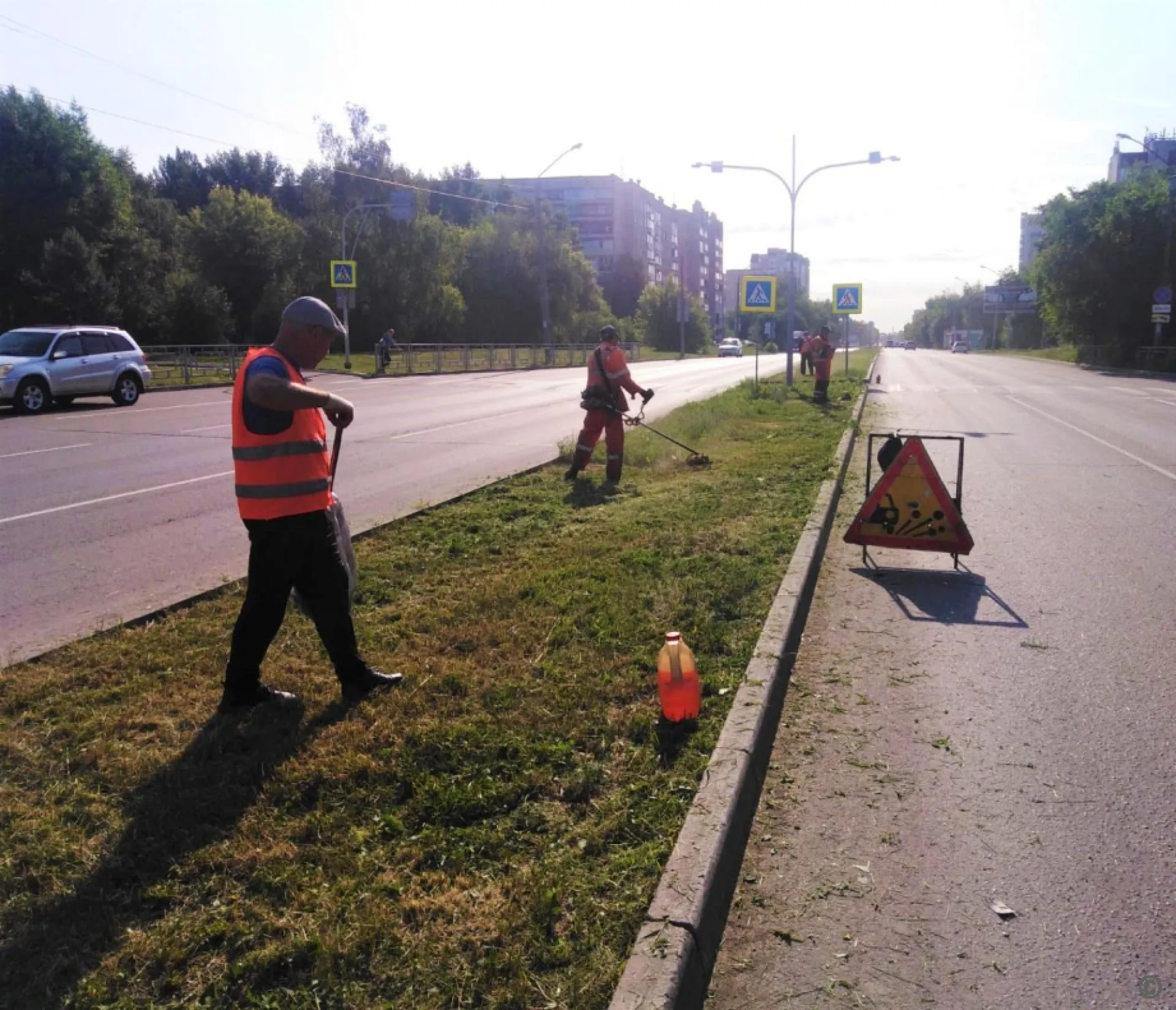 Работы по покосу травы продолжаются на улицах Барнаула