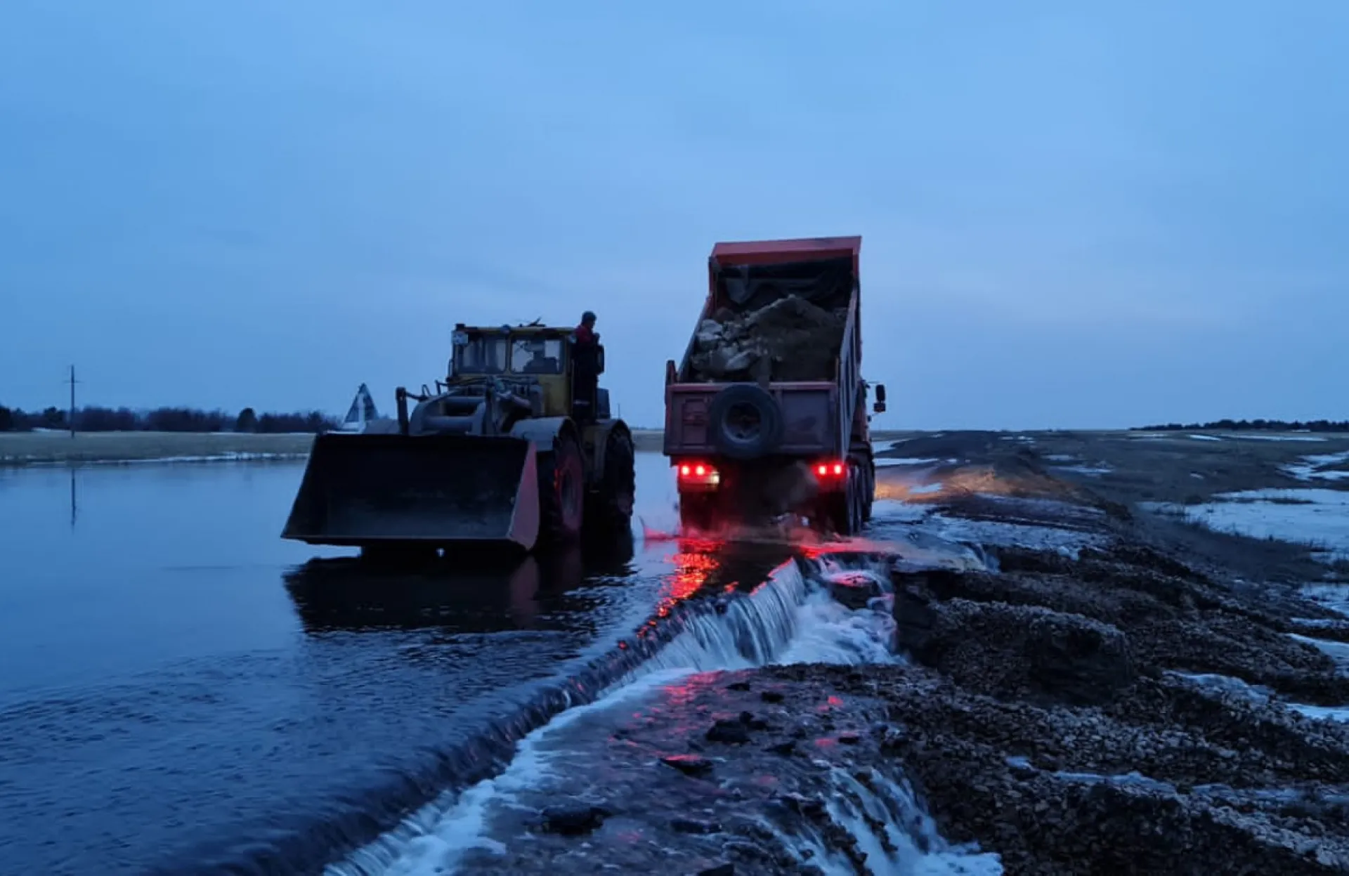 В Алтайском крае остаётся закрытой дорога из-за паводковых вод В Алтайском крае остаётся закрытой дорога из-за паводковых вод