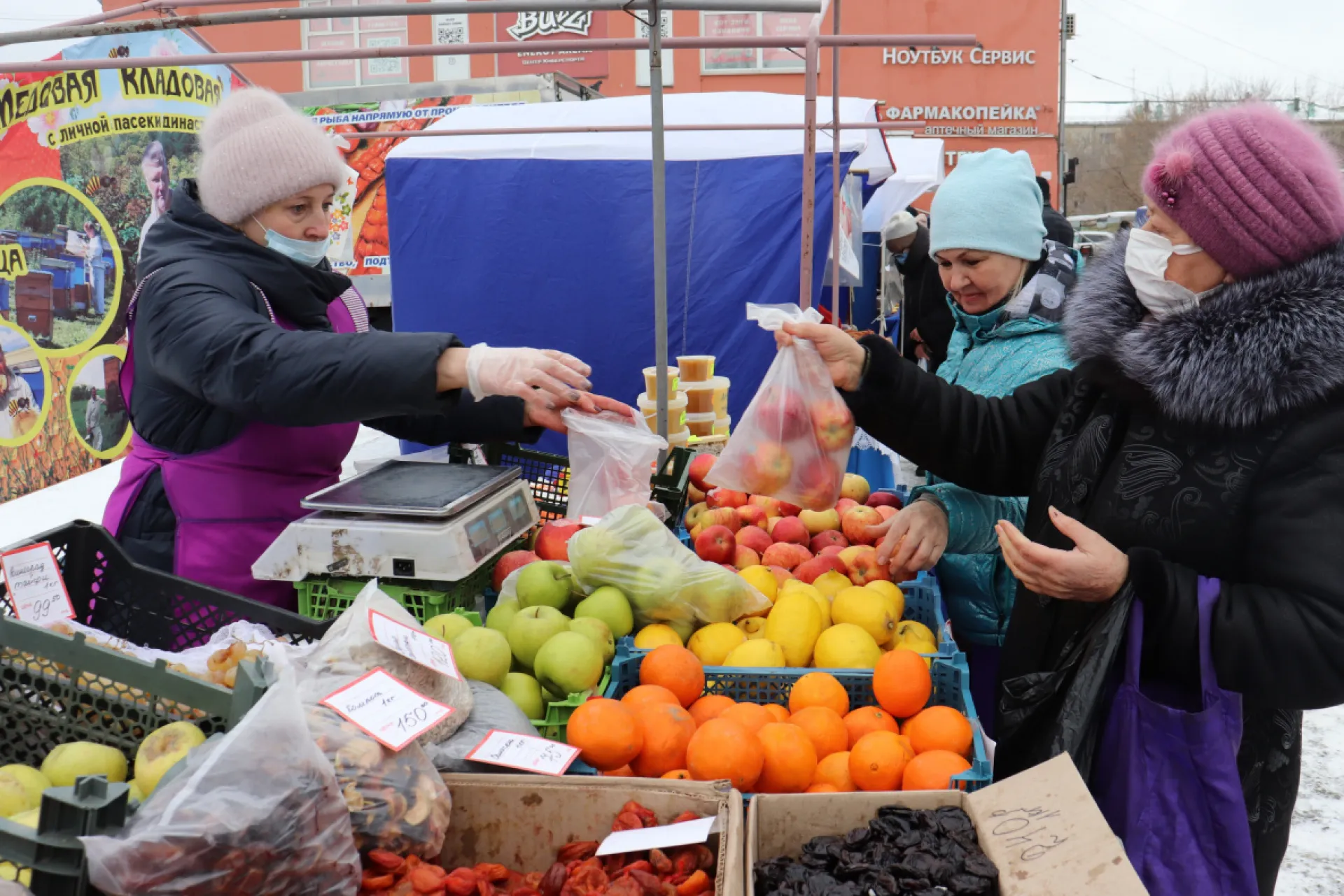 В Барнауле подсчитали, сколько денег потратили горожане на первых продуктовых ярмарках 2022 года