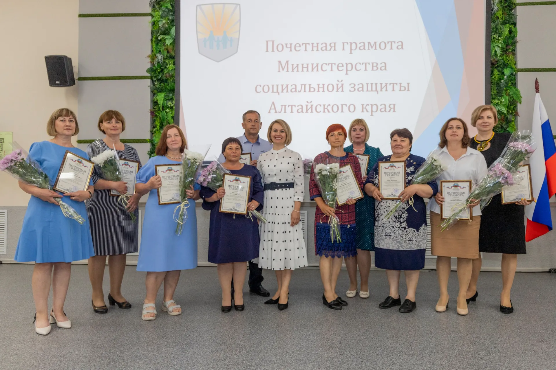 Виктор Томенко поздравил сотрудников социальной сферы