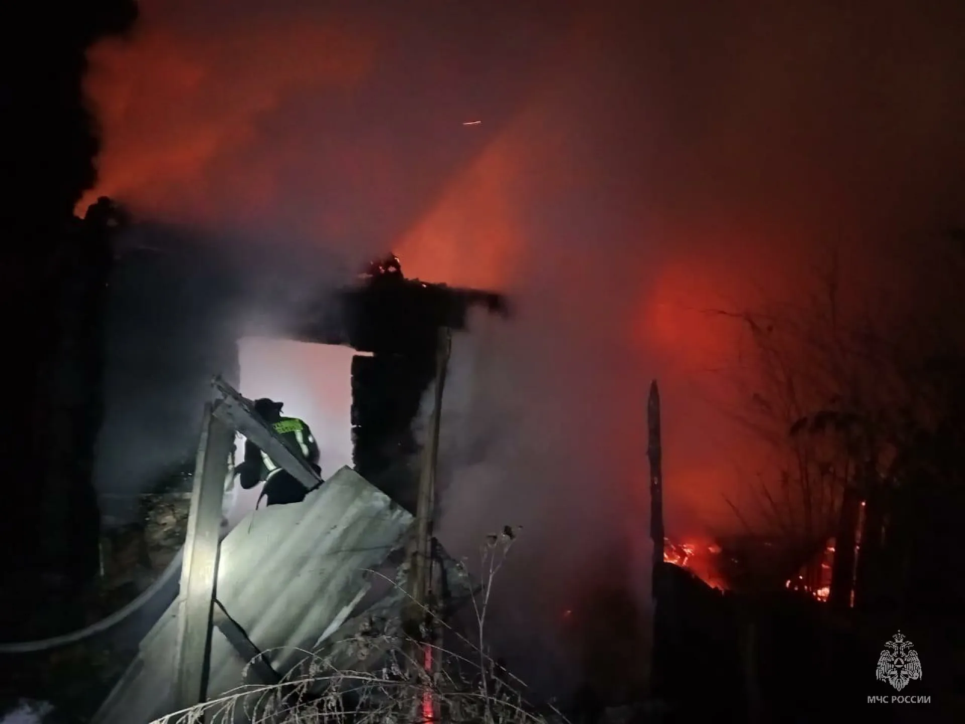 Минувшей ночью в Алтайском крае при пожарах погибли 2 человека