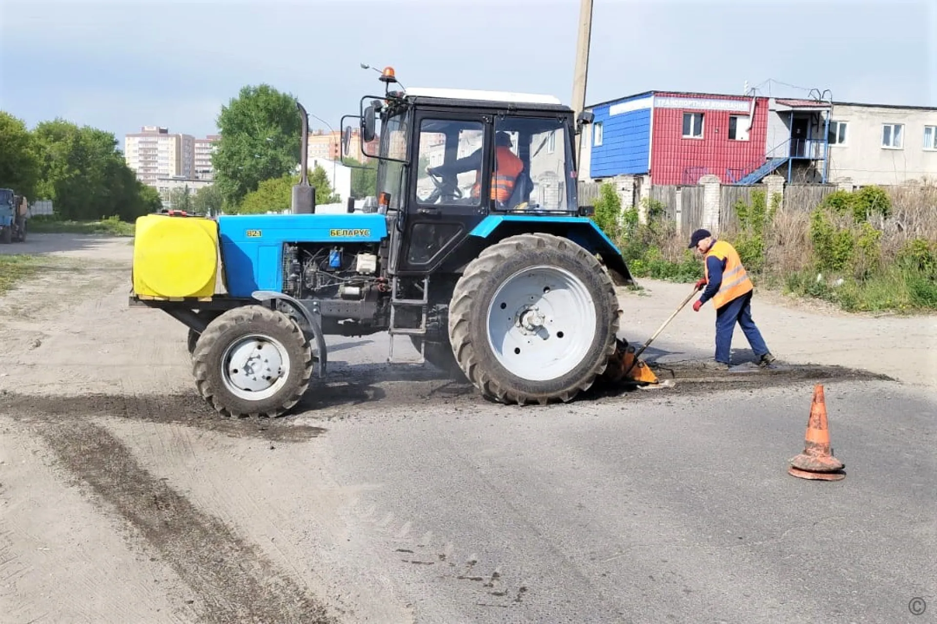 Более 11 тысяч квадратных метров дорог и тротуаров заасфальтировали в Барнауле Более 11 тысяч квадратных метров дорог и тротуаров заасфальтировали в Барнауле