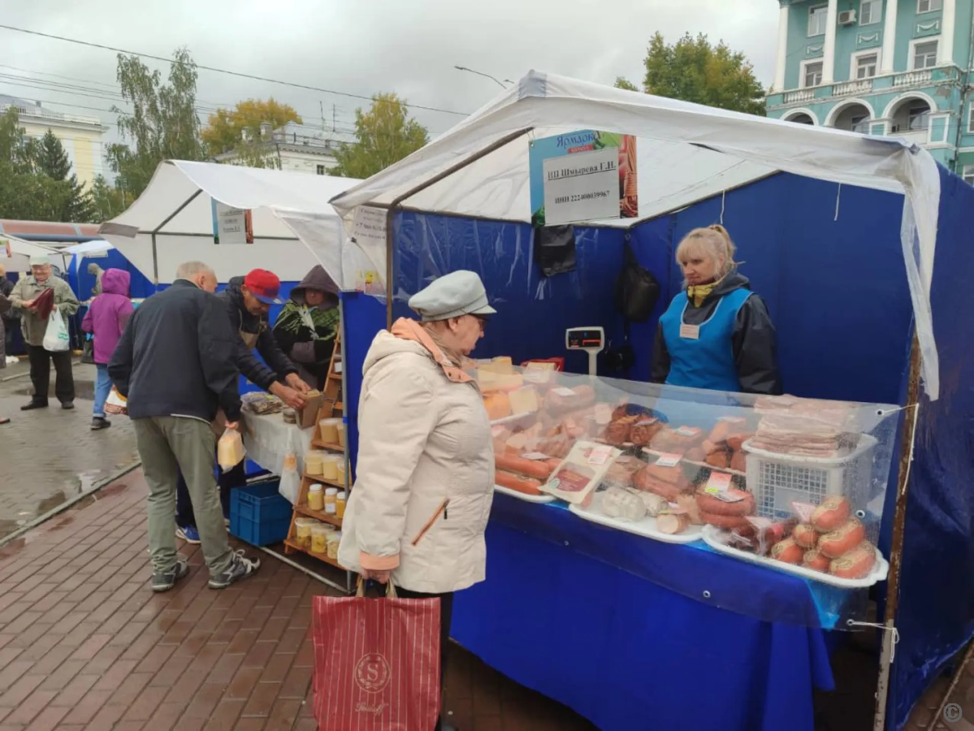 Прибыль на городской продовольственной ярмарке в Барнауле составила 7,8 миллиона рублей